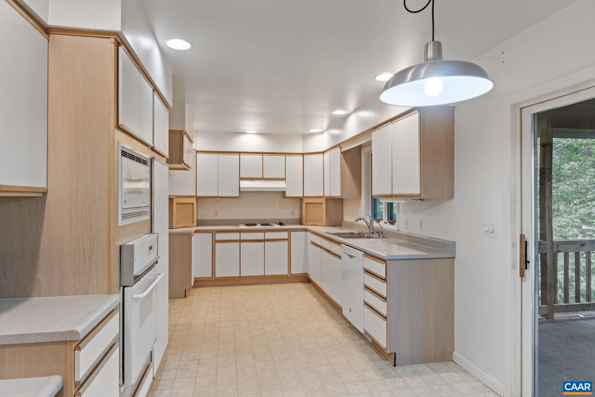 22 BAREFOOT LN