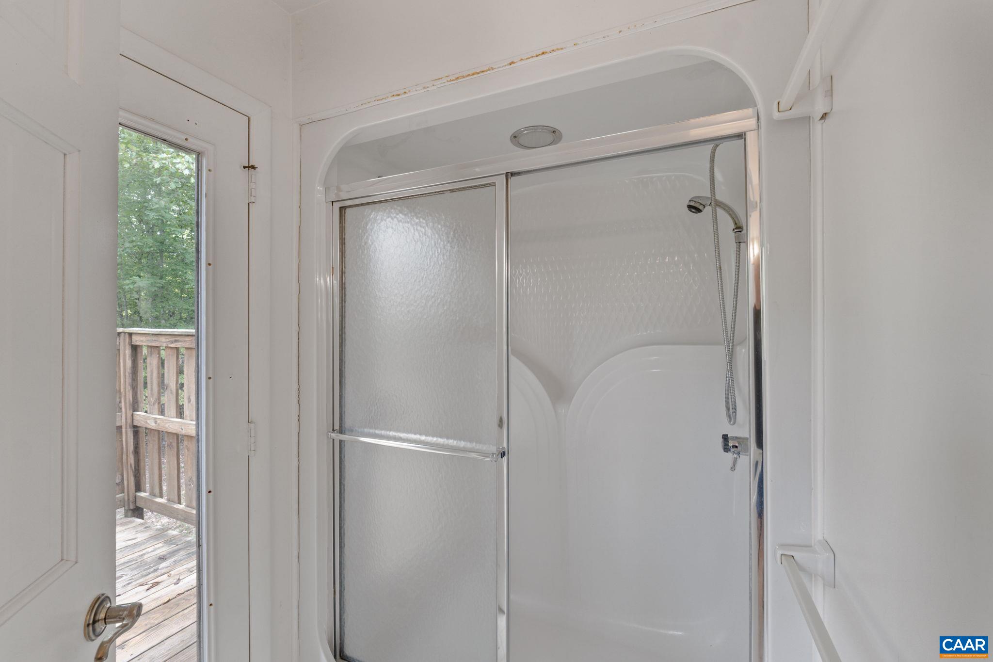 22 BAREFOOT LN