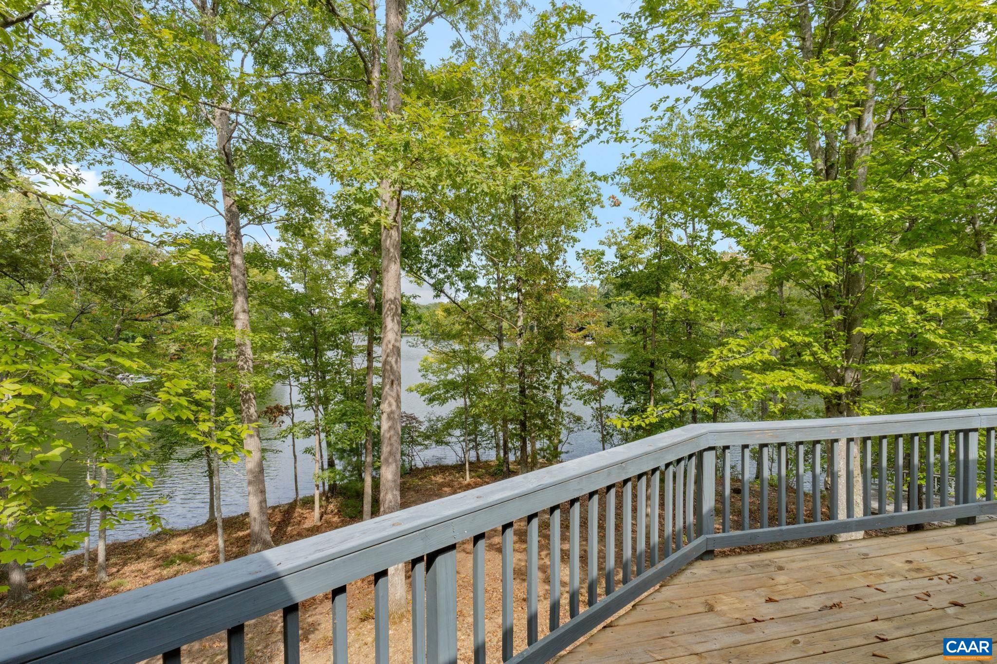 22 BAREFOOT LN