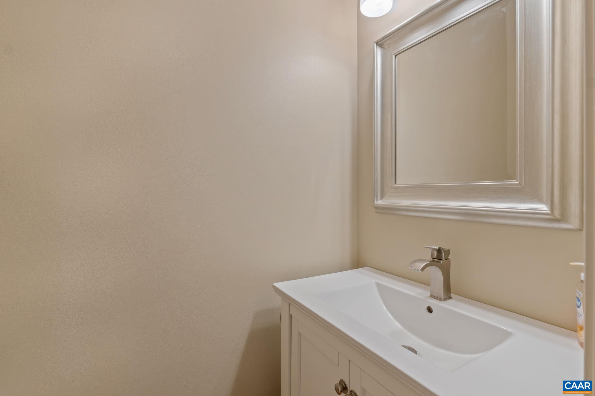 2211 WESTOVER CIR