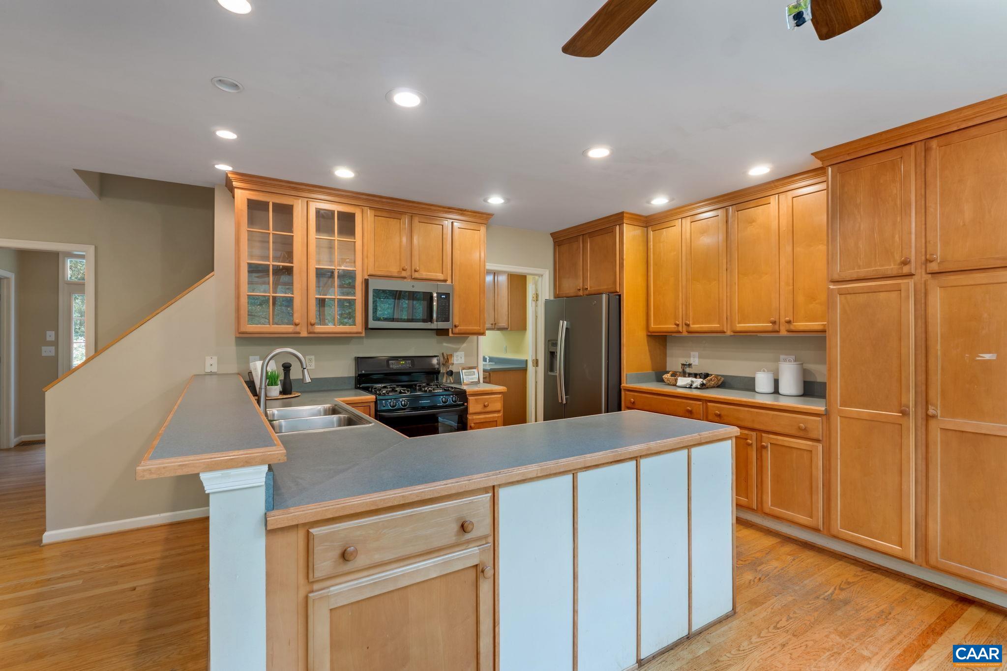 2211 WESTOVER CIR