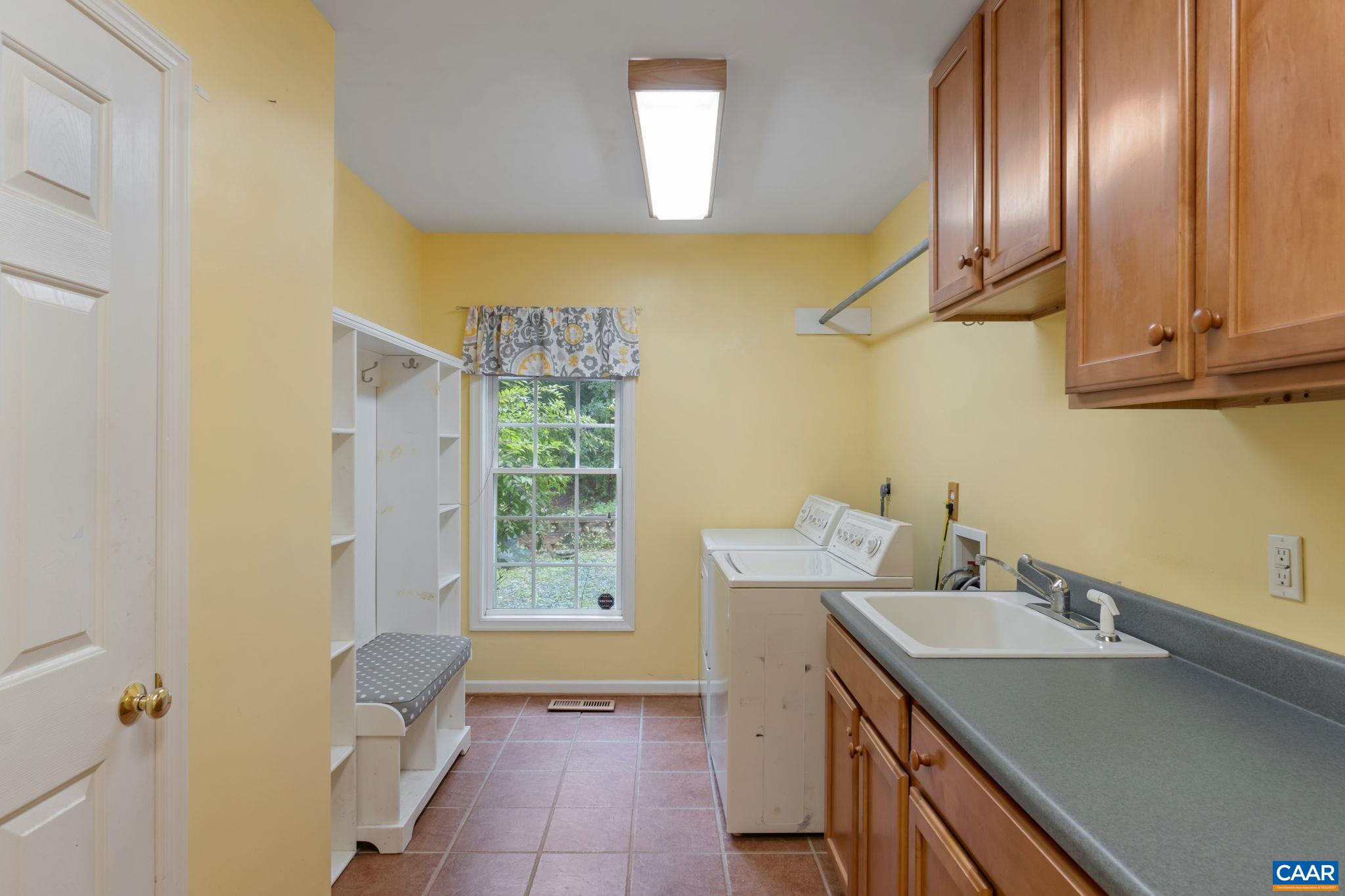 2211 WESTOVER CIR