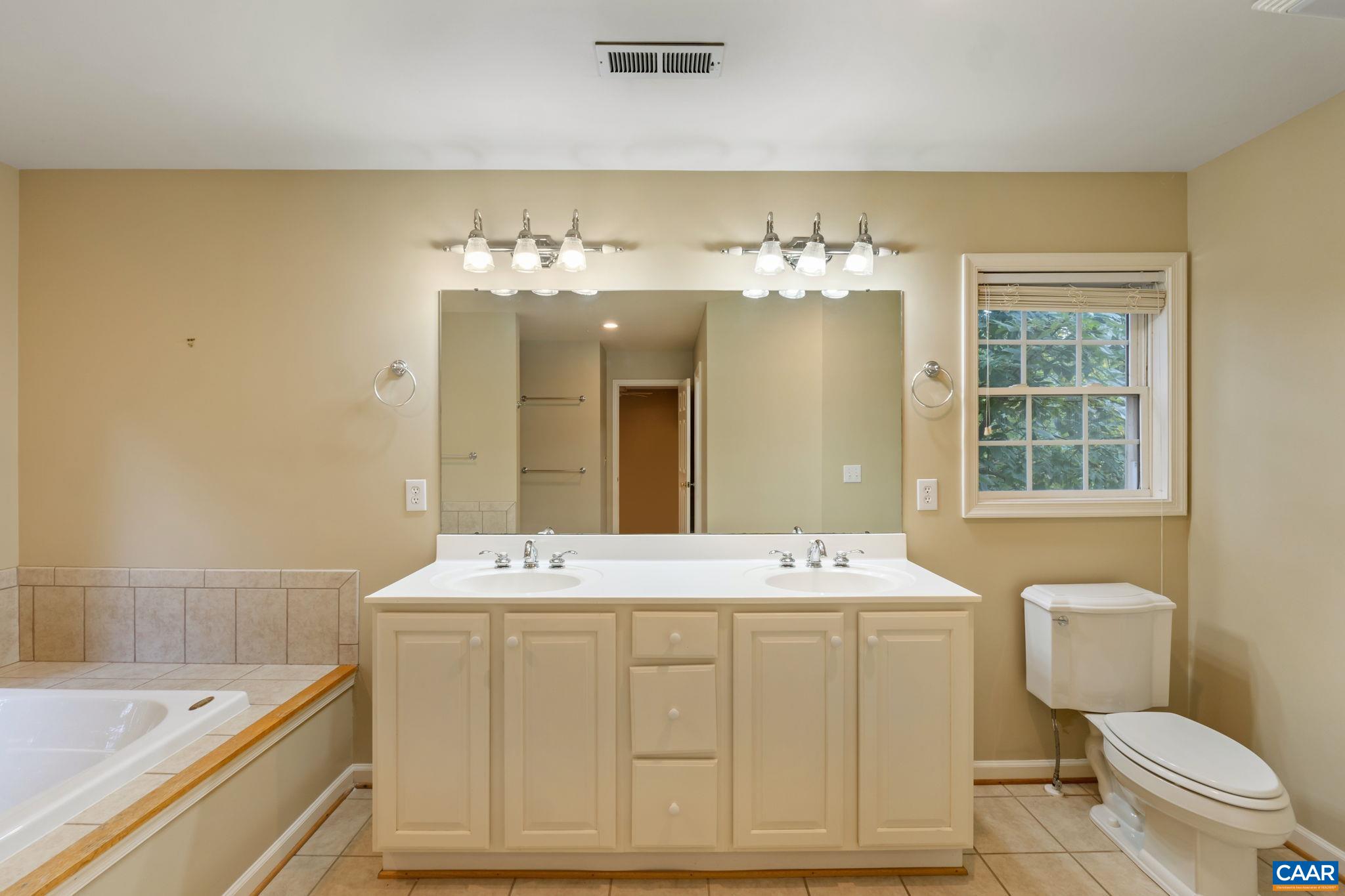 2211 WESTOVER CIR