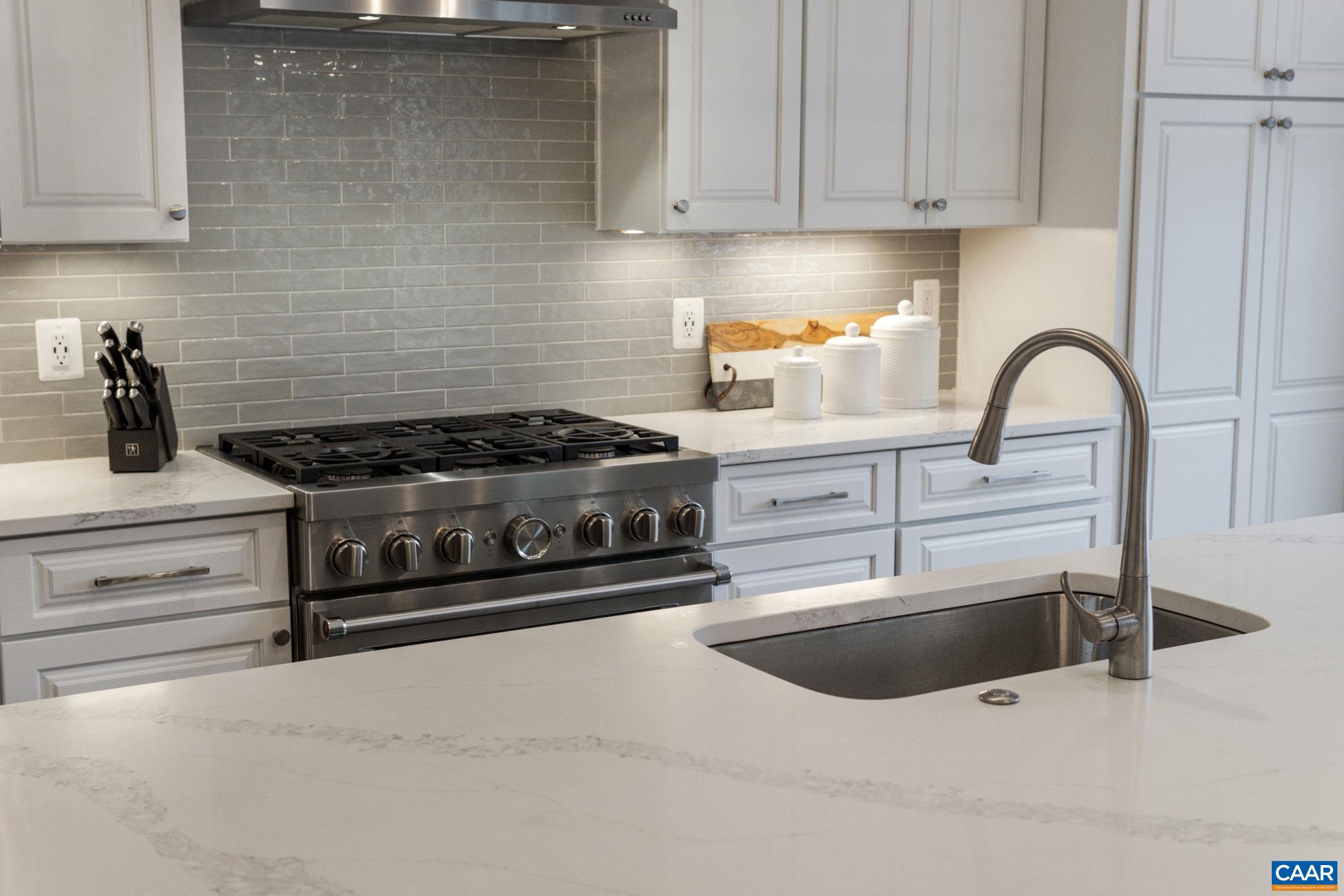 606 SAUNDERS HILL DR