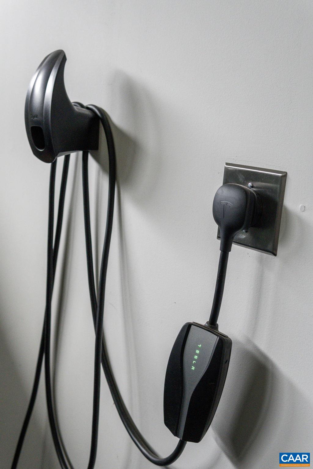 606 SAUNDERS HILL DR