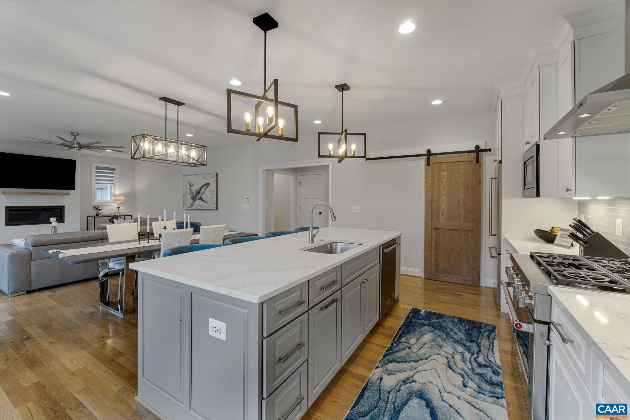 606 SAUNDERS HILL DR