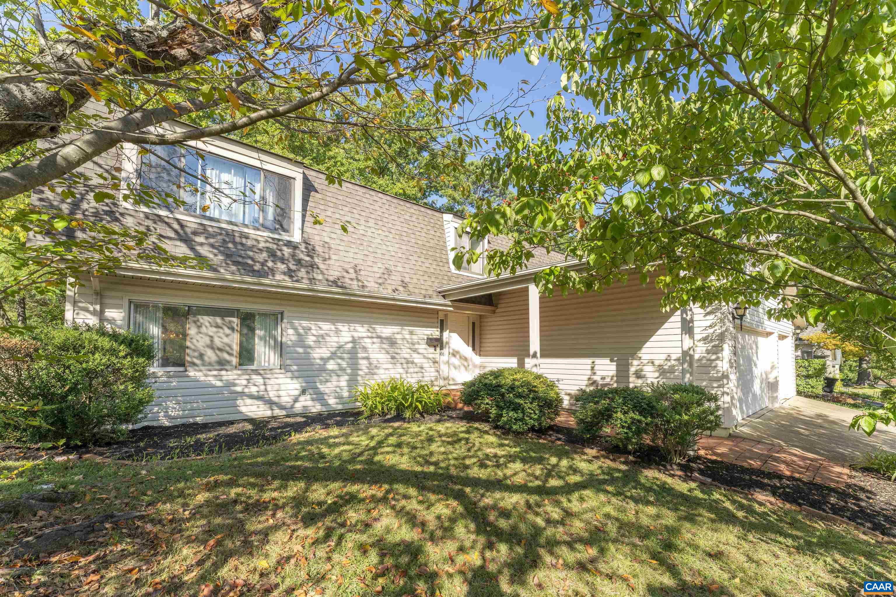301 LAKE FOREST LN