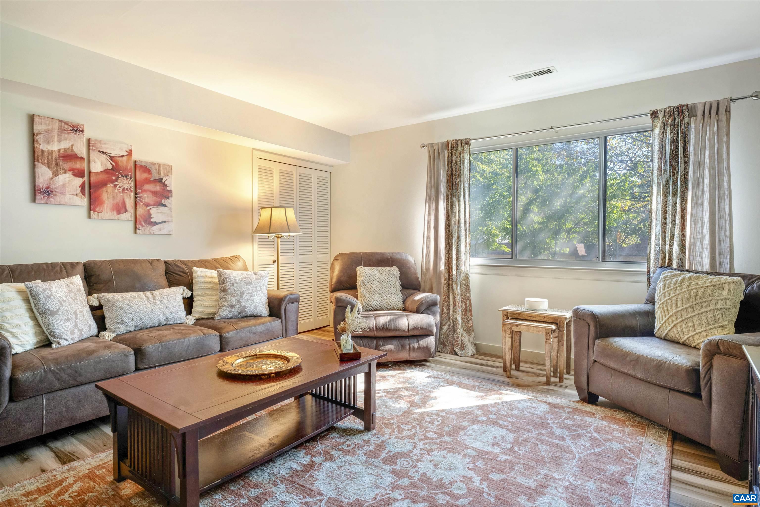 301 LAKE FOREST LN