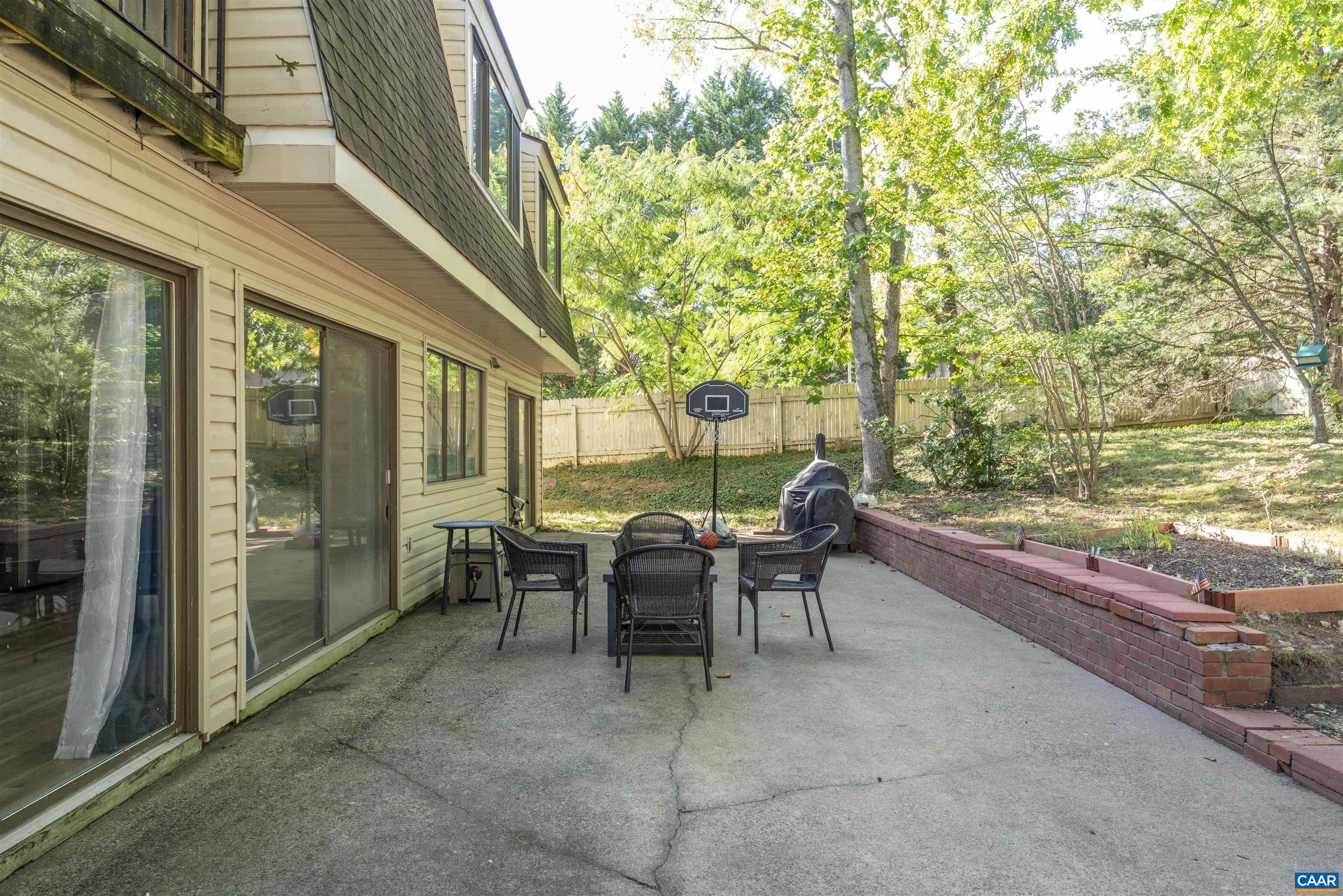 301 LAKE FOREST LN