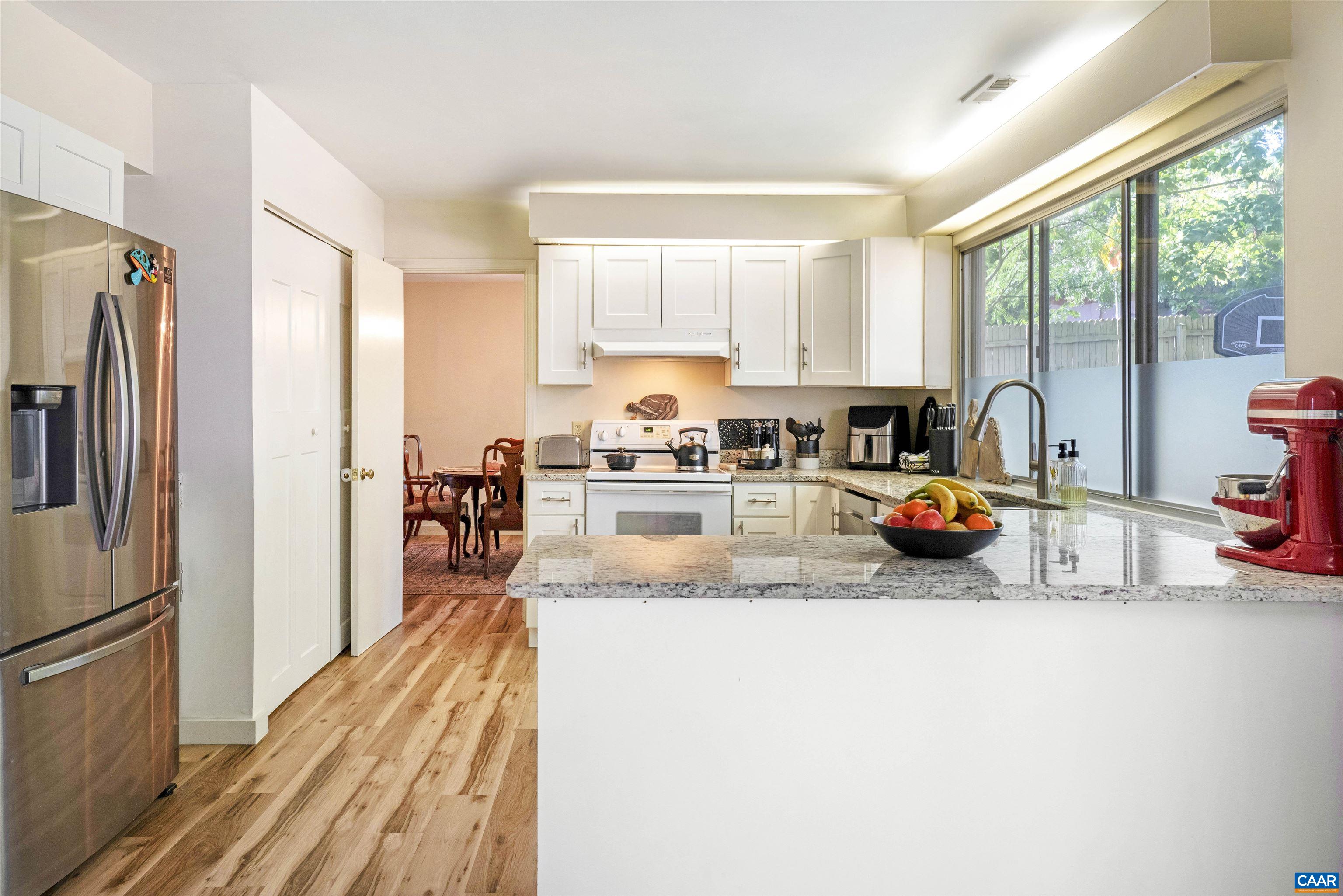 301 LAKE FOREST LN