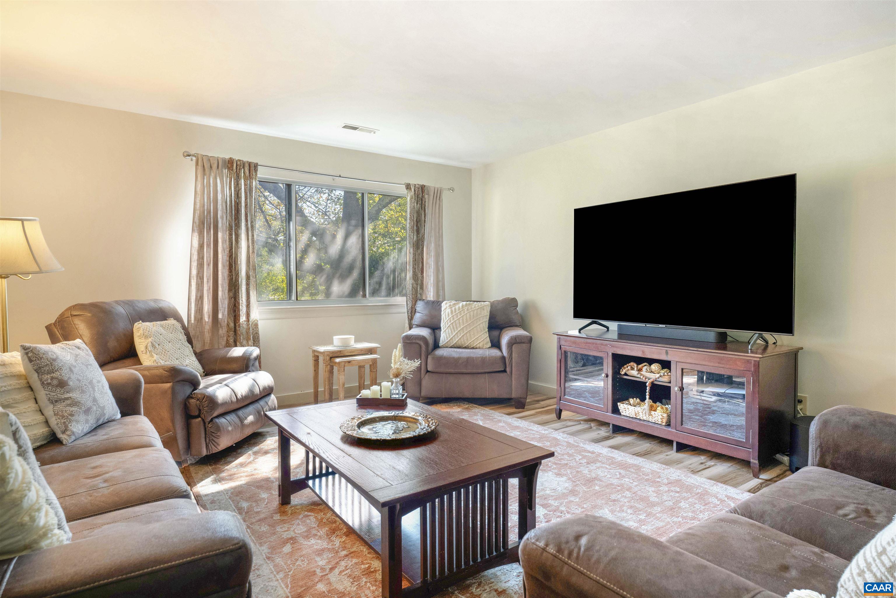 301 LAKE FOREST LN