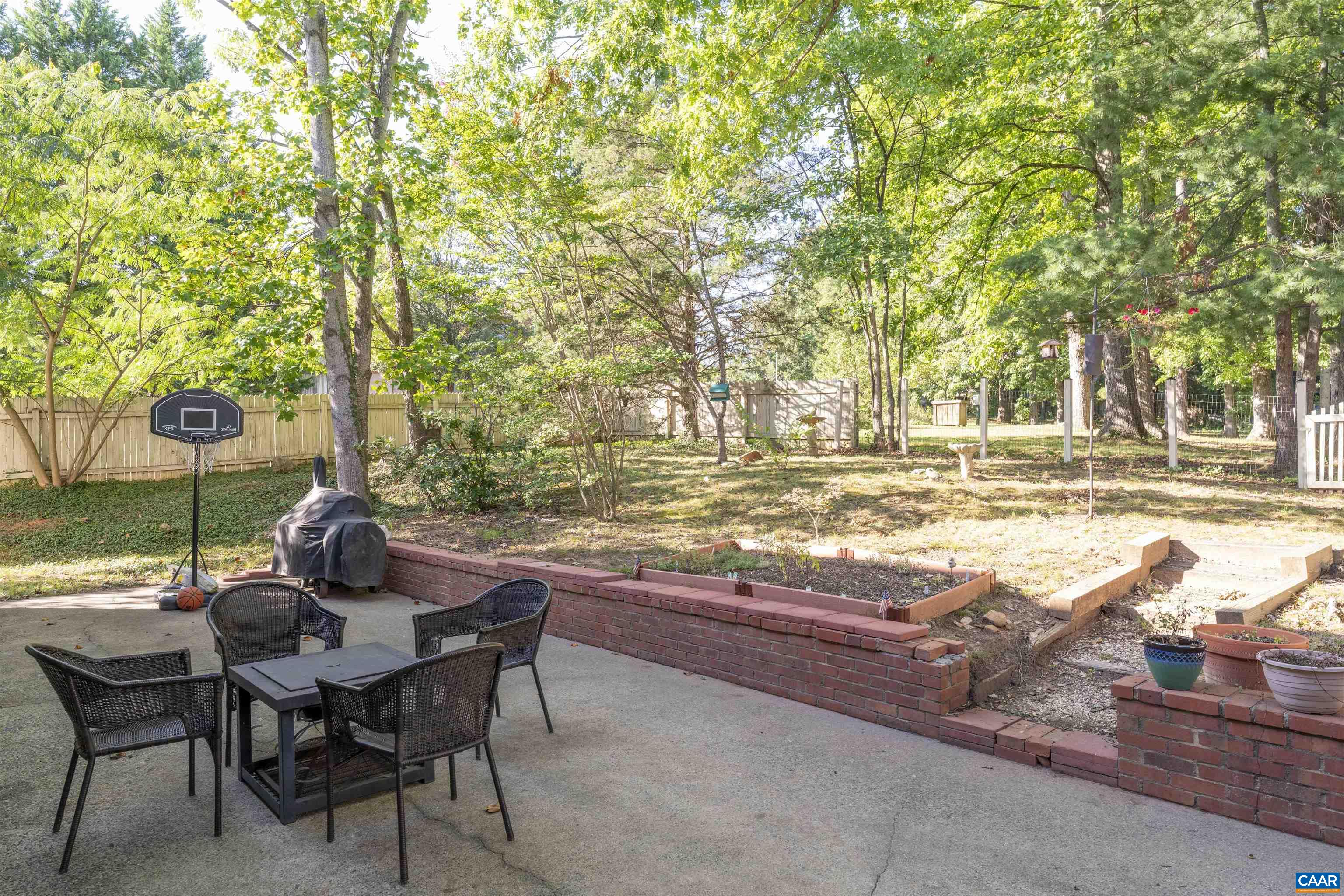 301 LAKE FOREST LN