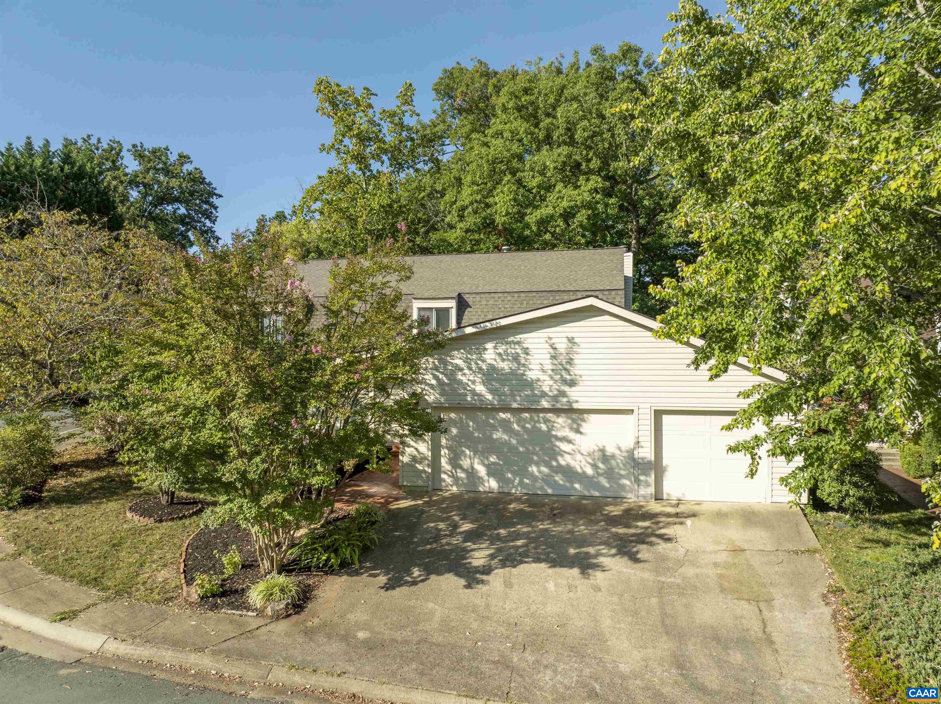 301 LAKE FOREST LN