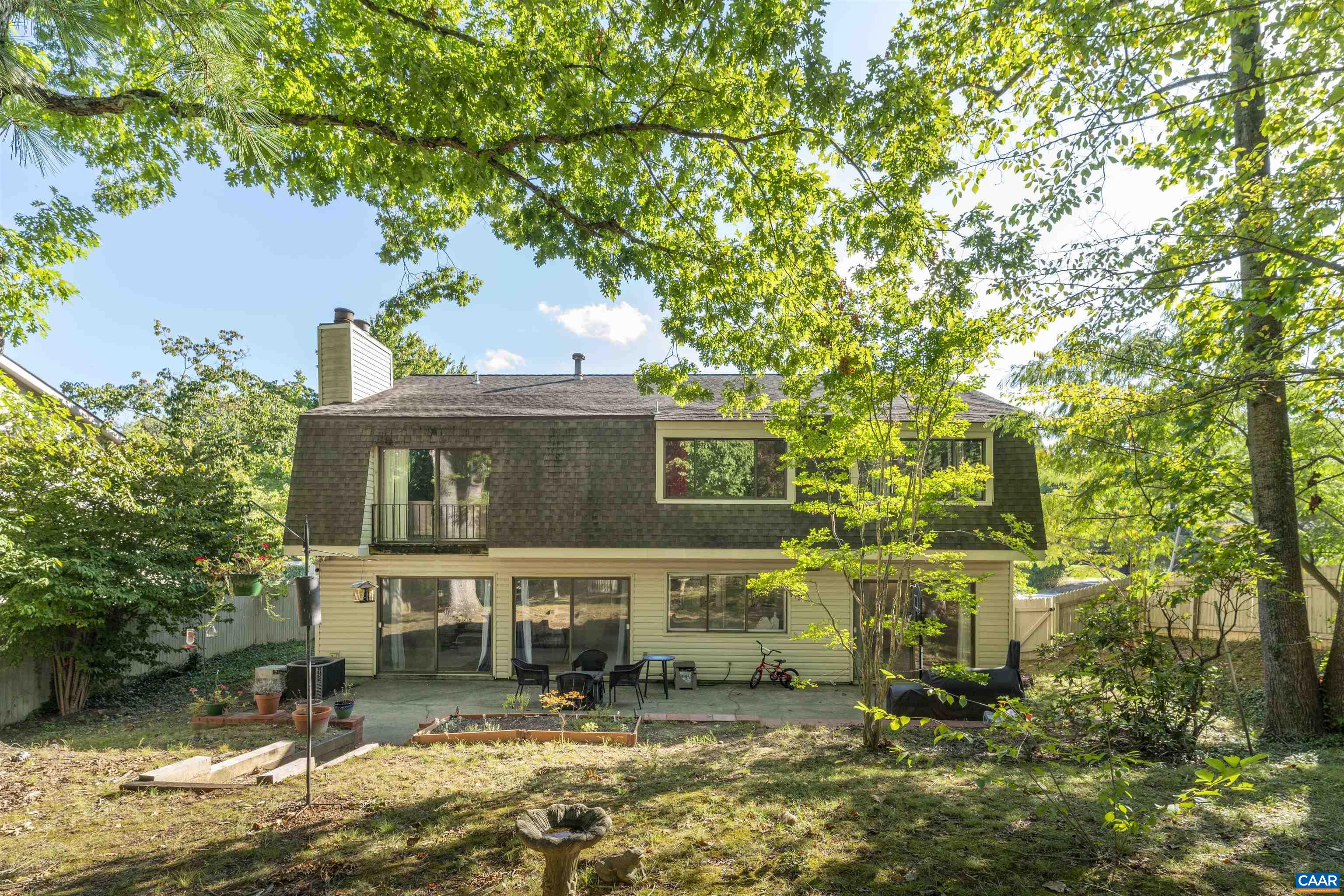 301 LAKE FOREST LN