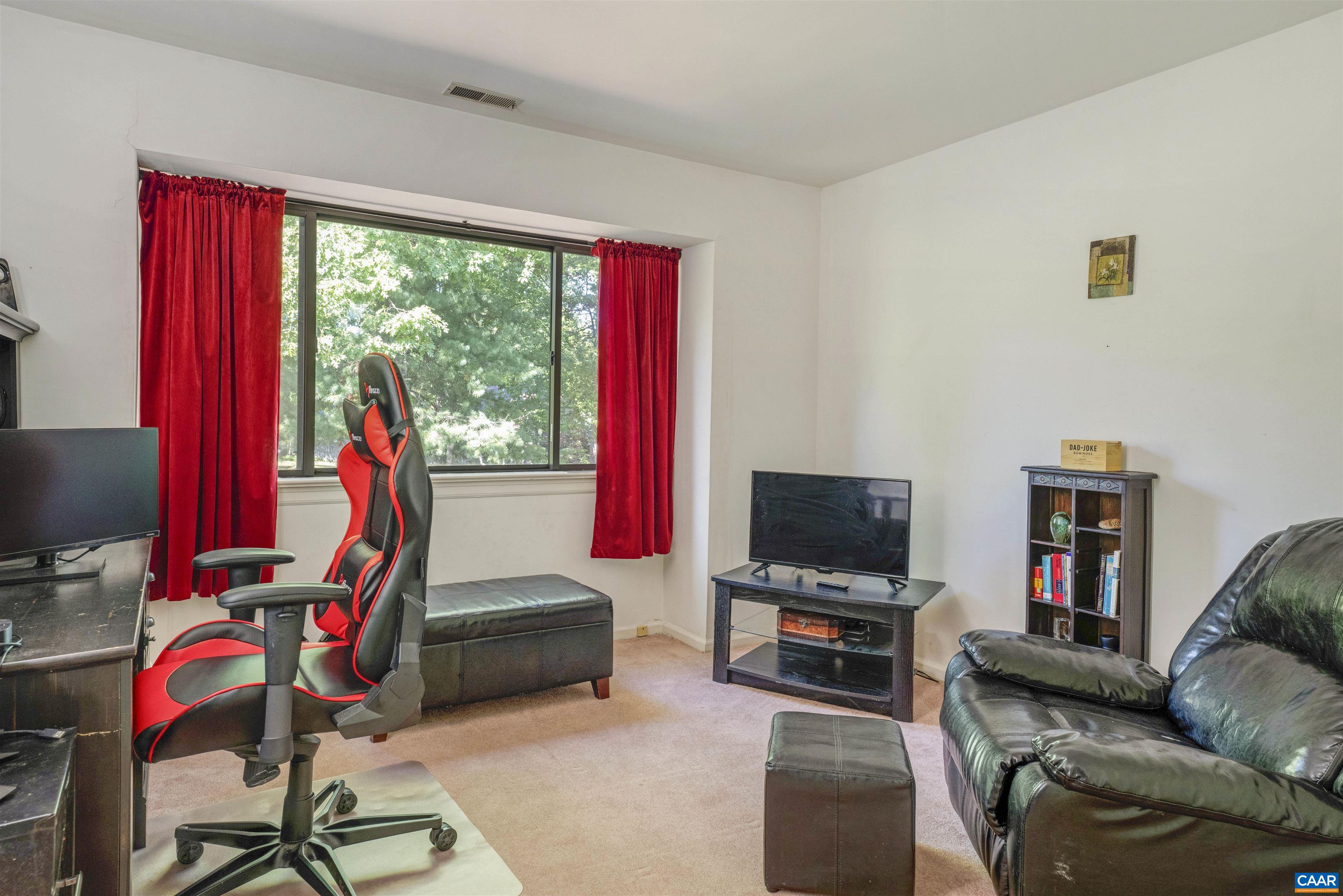 301 LAKE FOREST LN