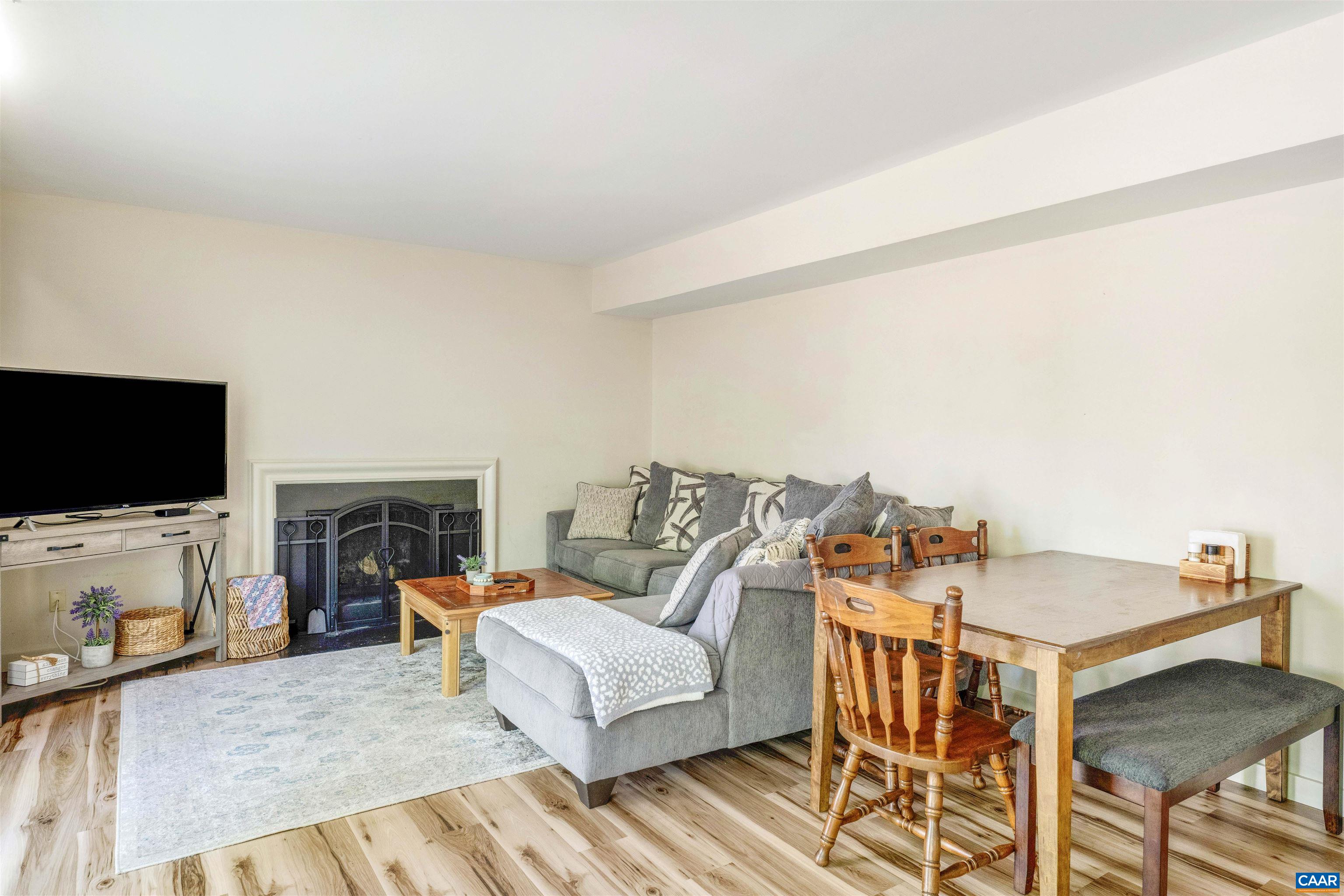 301 LAKE FOREST LN
