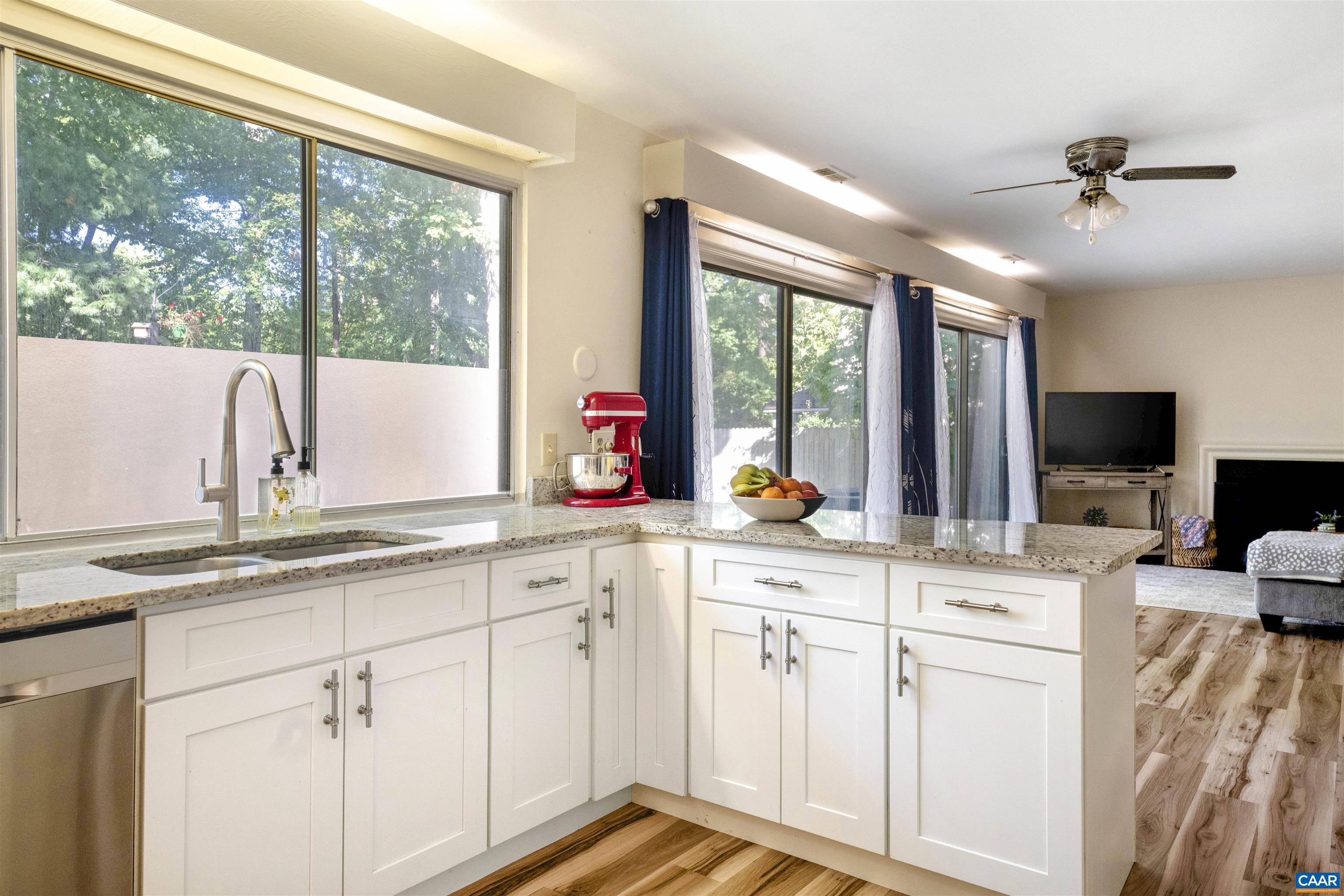 301 LAKE FOREST LN