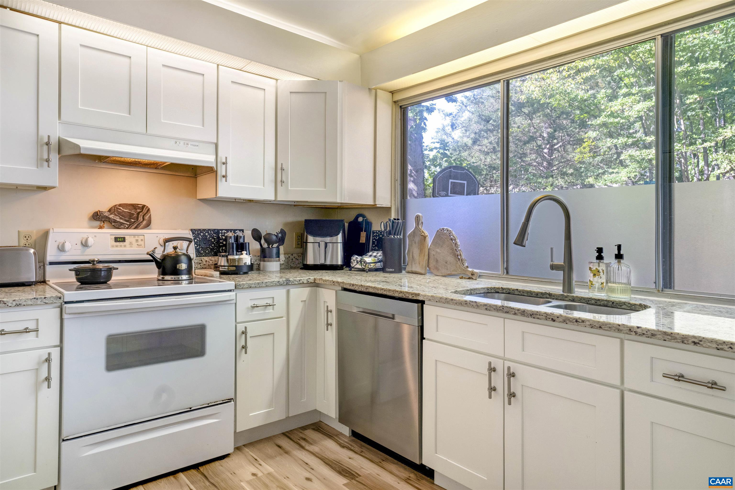 301 LAKE FOREST LN