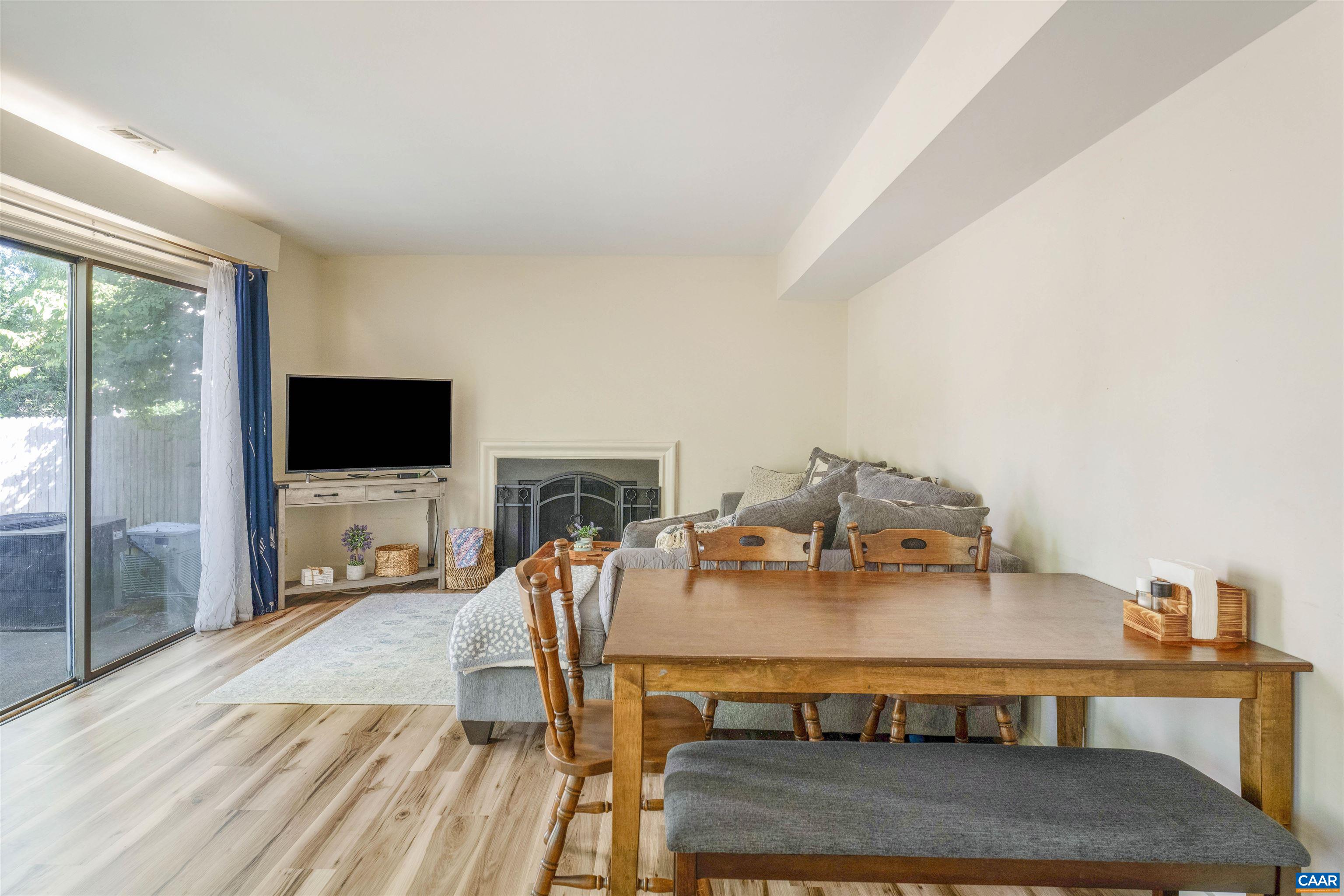301 LAKE FOREST LN