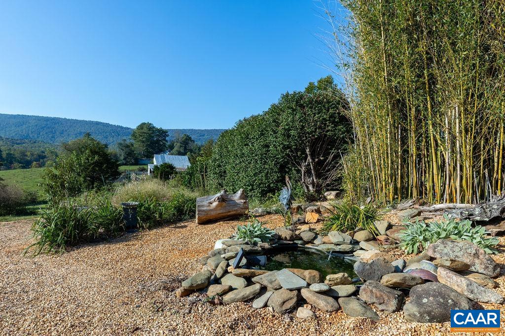 571 MOUNTAIN RD