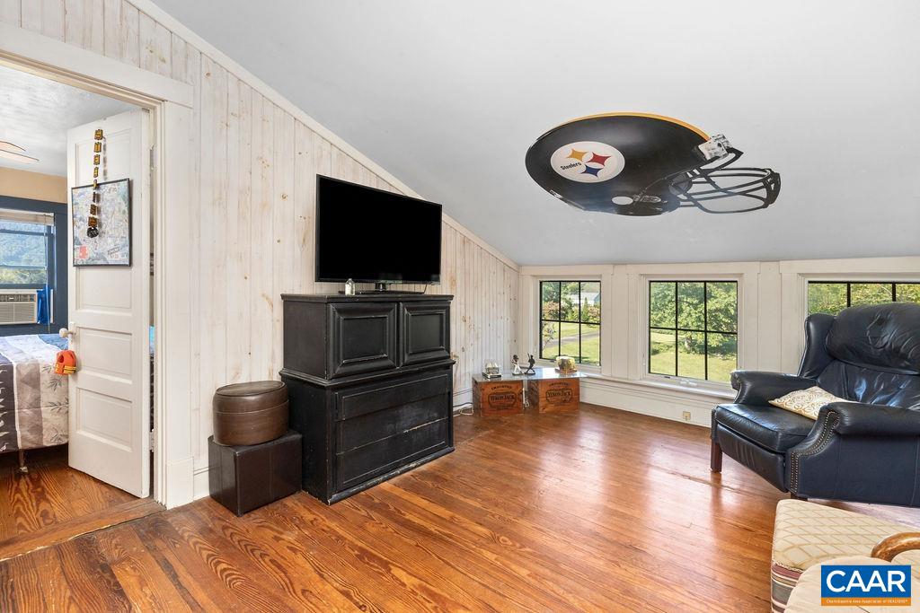 571 MOUNTAIN RD