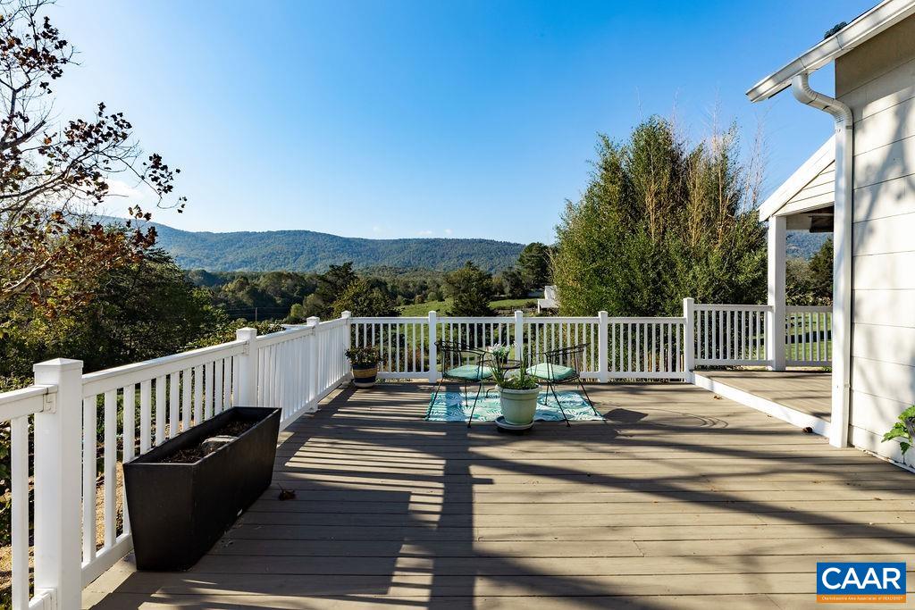 571 MOUNTAIN RD