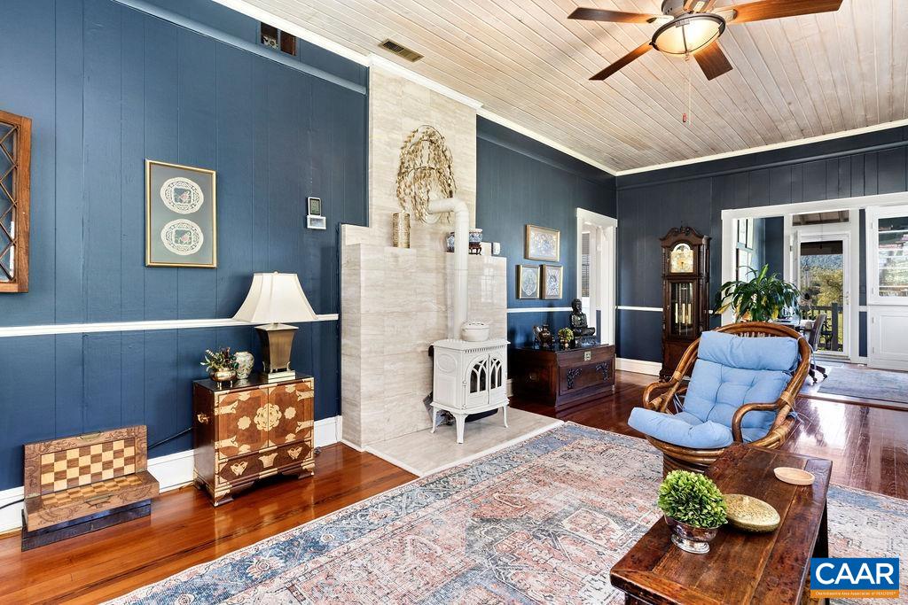 571 MOUNTAIN RD