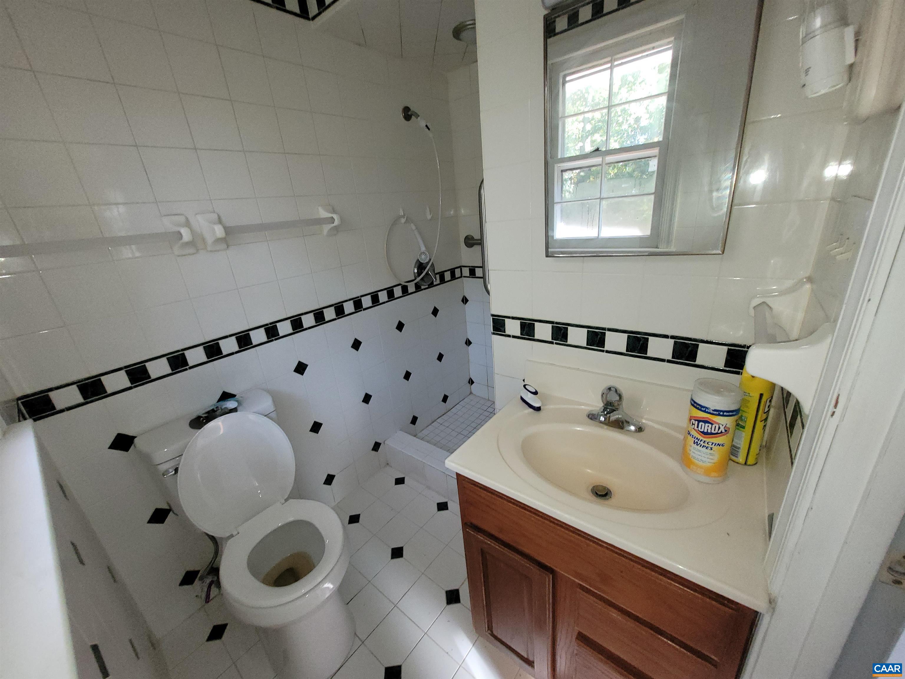 866 TOMS RD