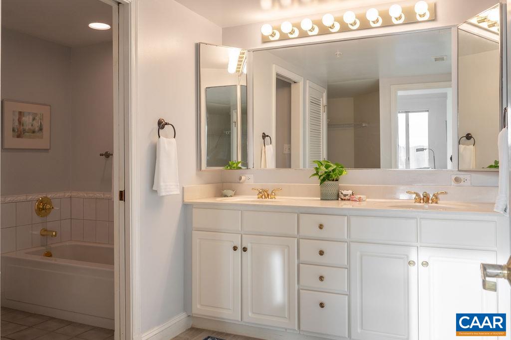 500 CRESTWOOD DR Unit: 2407