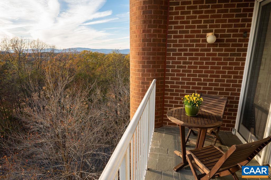 500 CRESTWOOD DR Unit: 2407