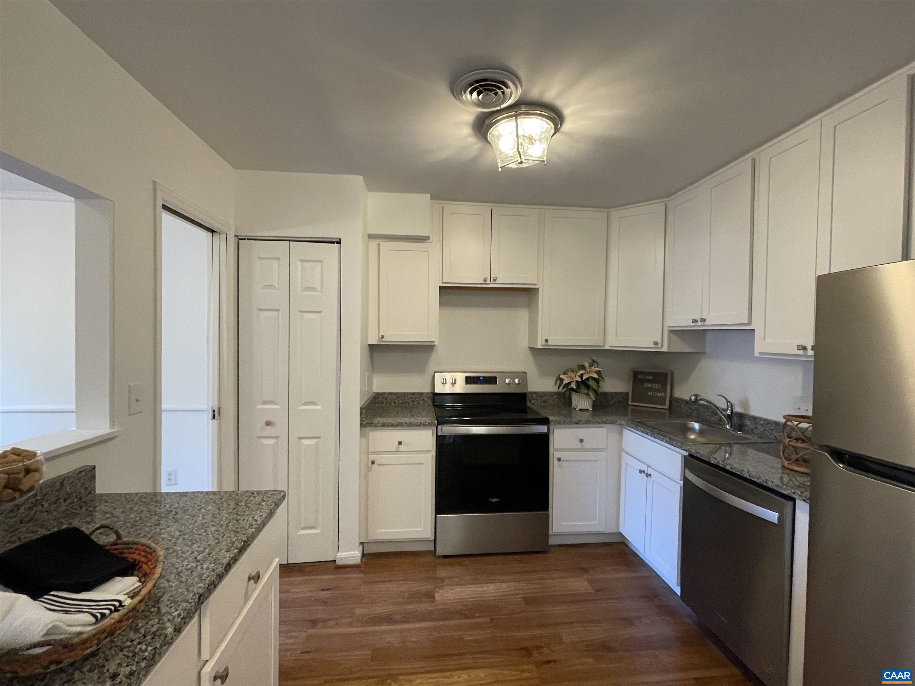 575 SOUTHAMPTON CT