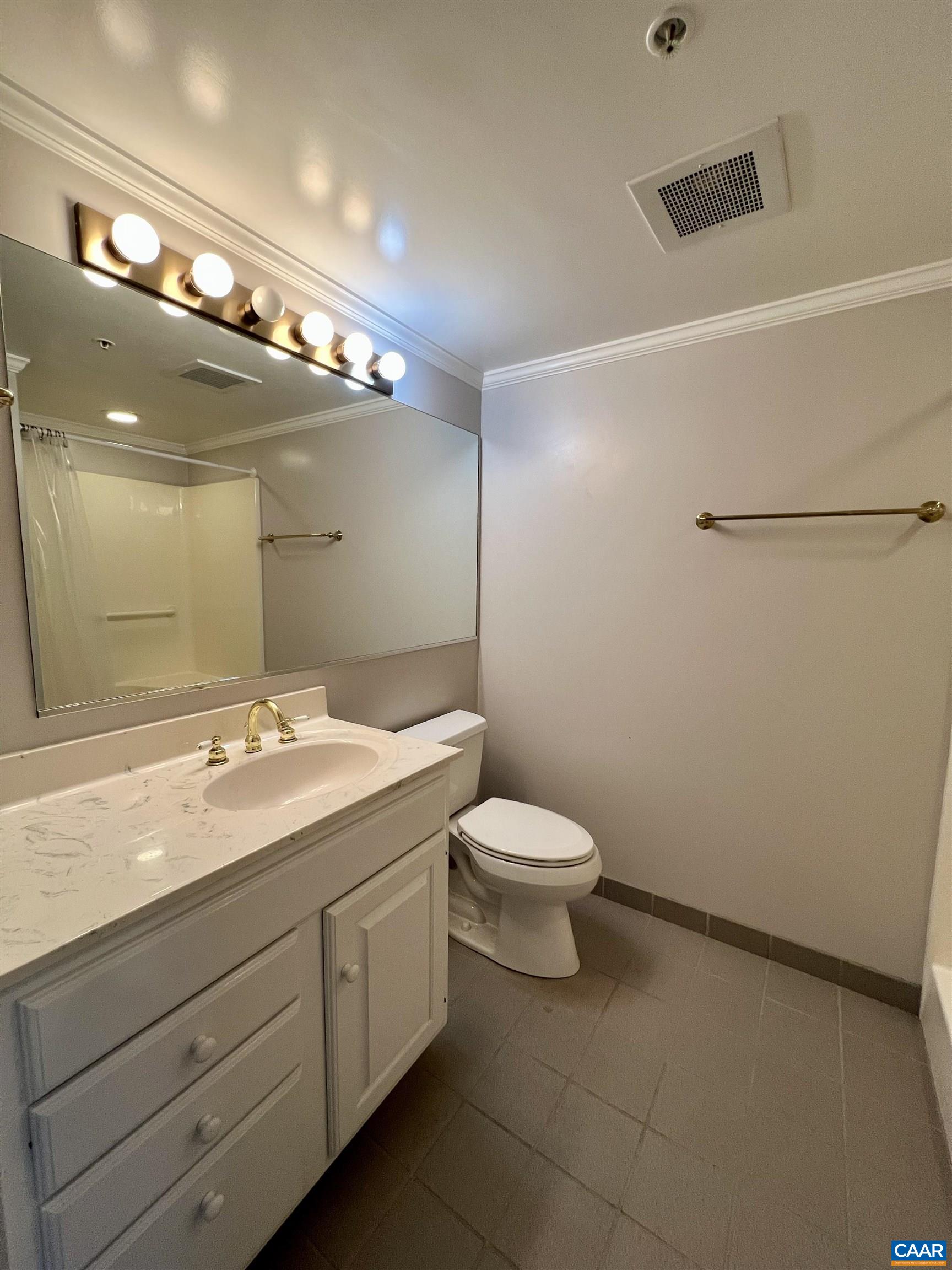 500 CRESTWOOD DR Unit: 1504