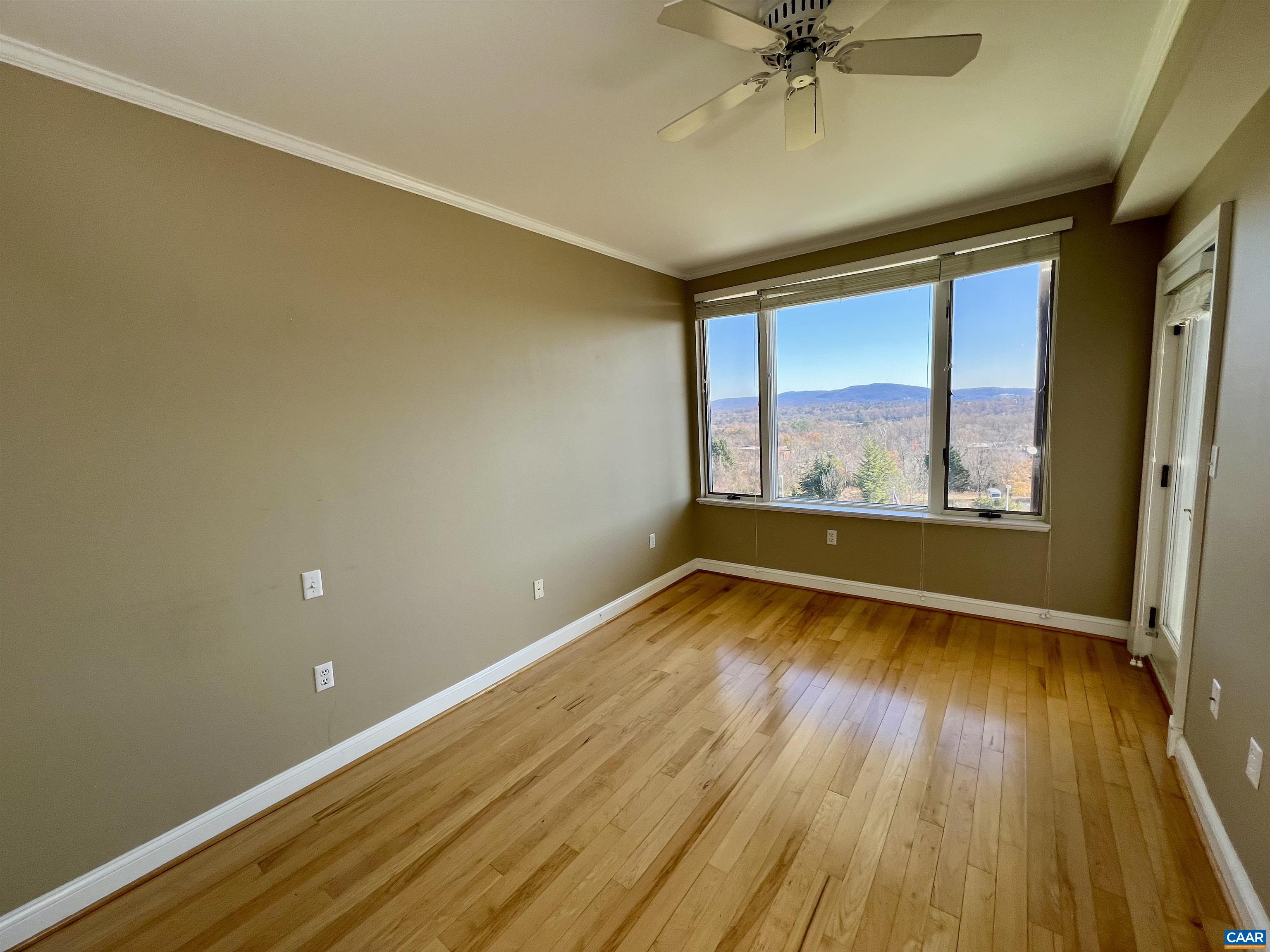 500 CRESTWOOD DR Unit: 1504