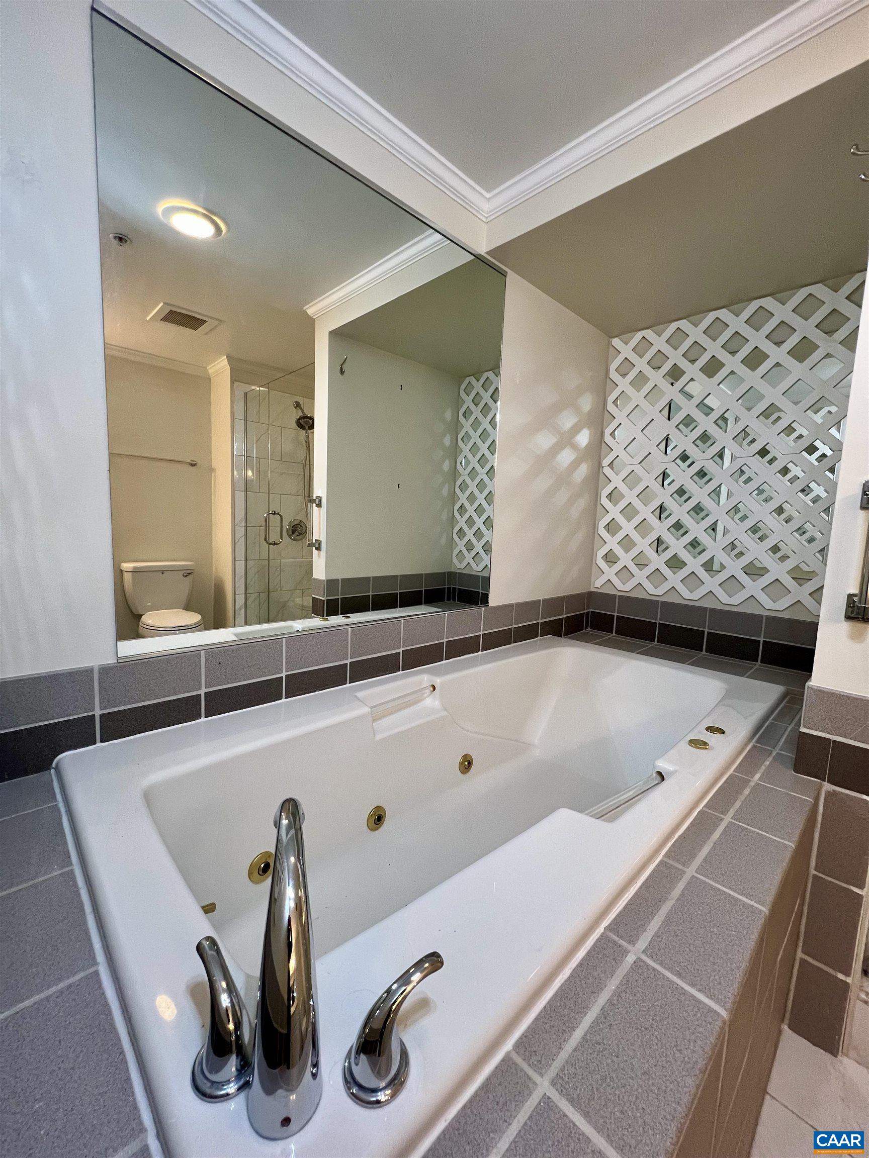 500 CRESTWOOD DR Unit: 1504