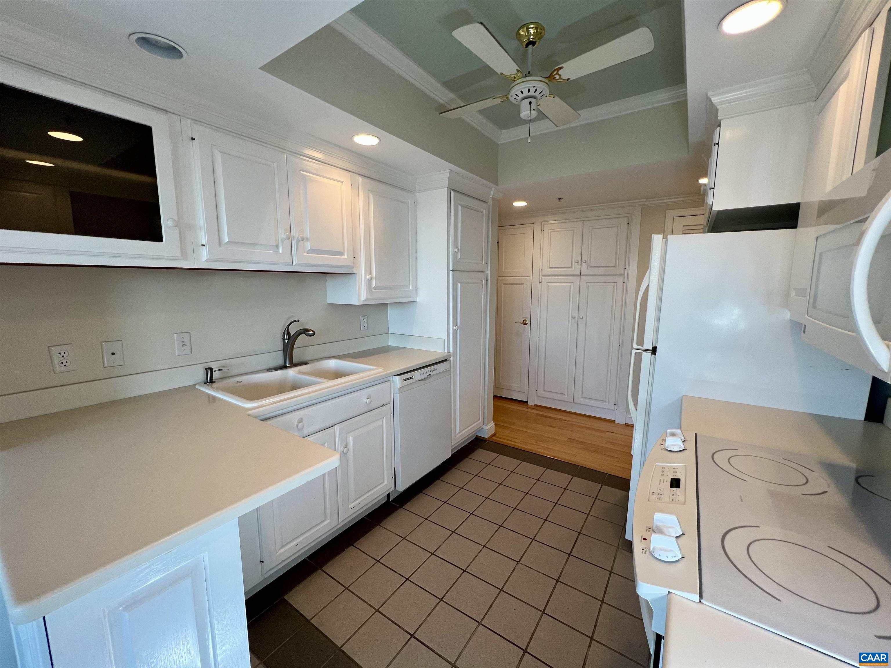 500 CRESTWOOD DR Unit: 1504