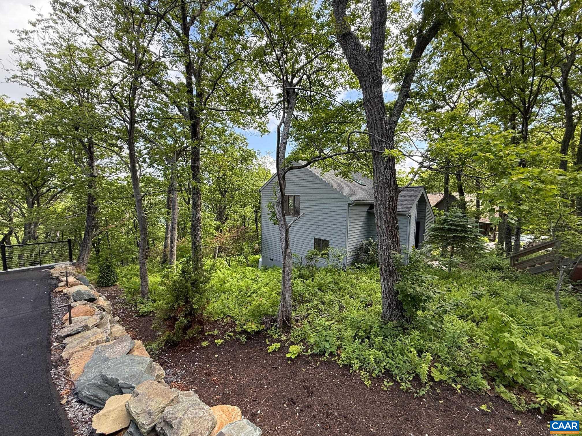 100 NORTH ROCK TREE LN