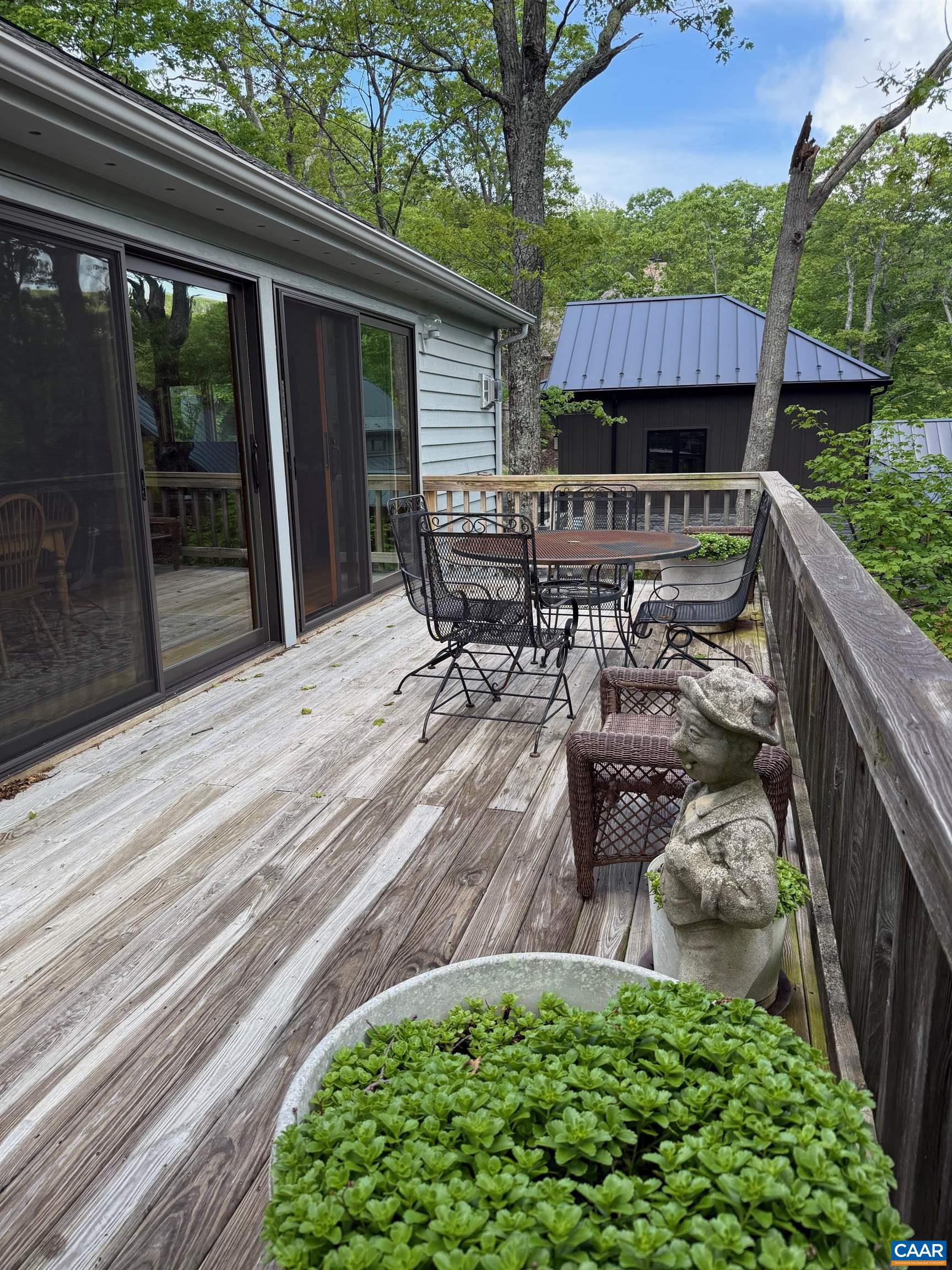 100 NORTH ROCK TREE LN