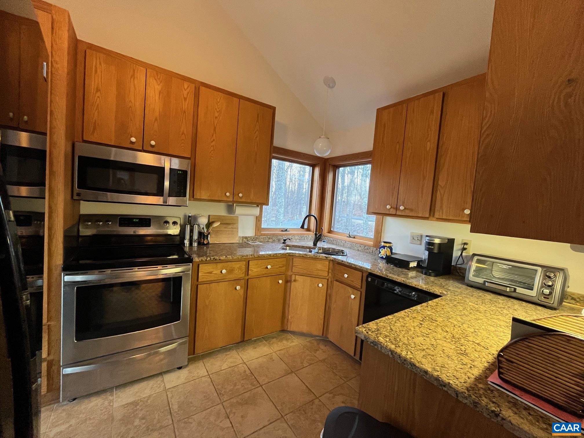 100 NORTH ROCK TREE LN