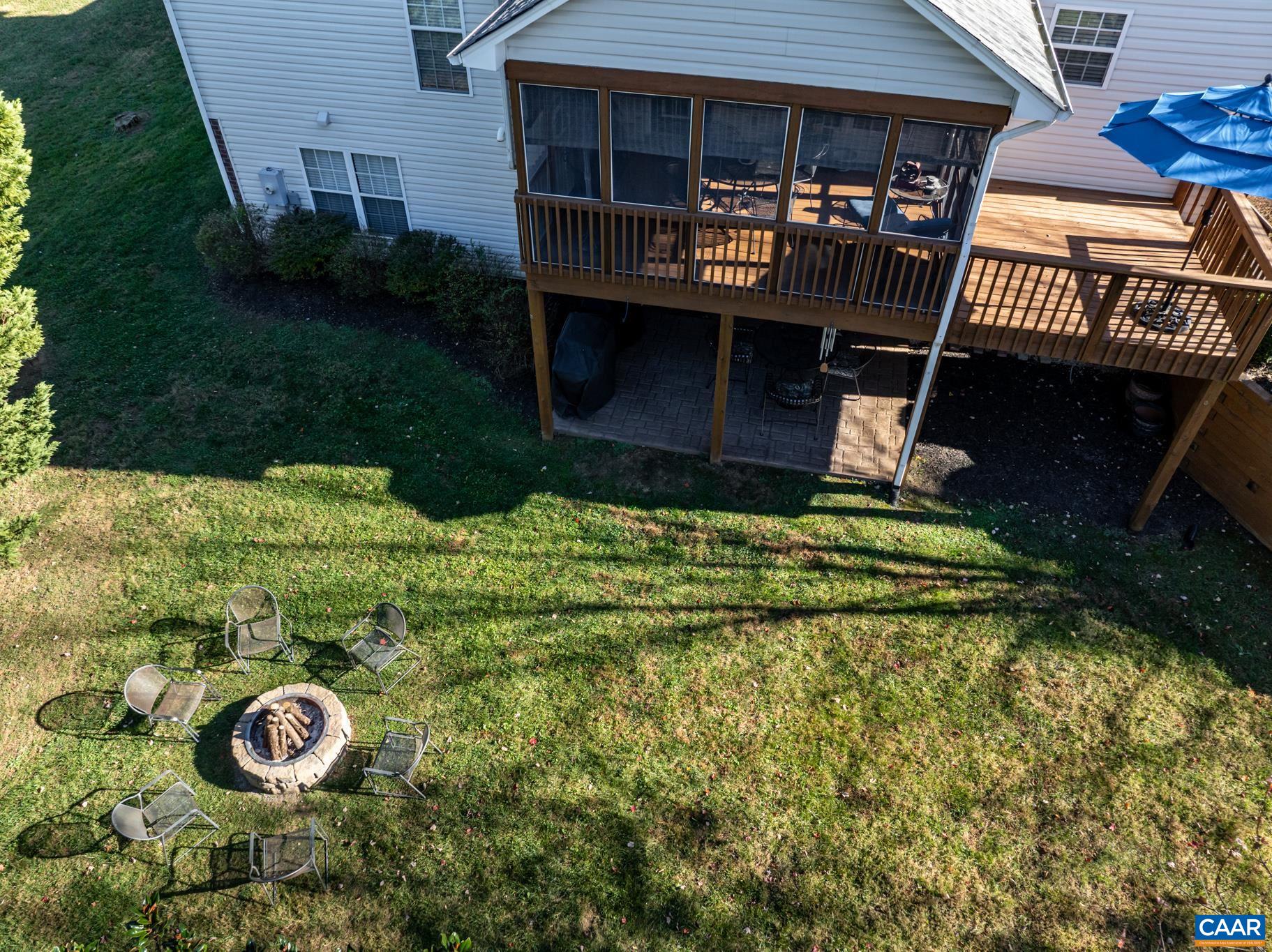 30 LYON LN