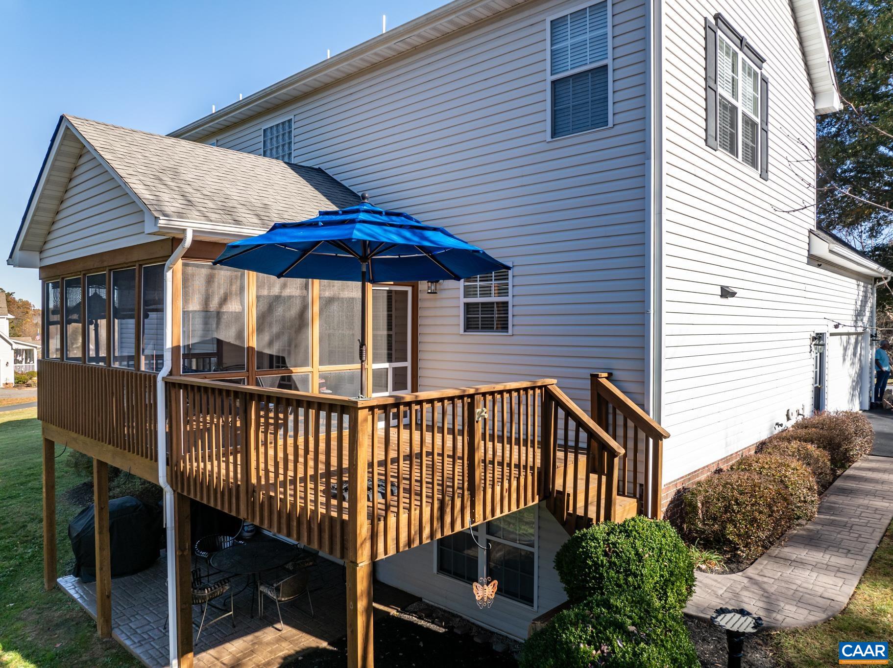 30 LYON LN