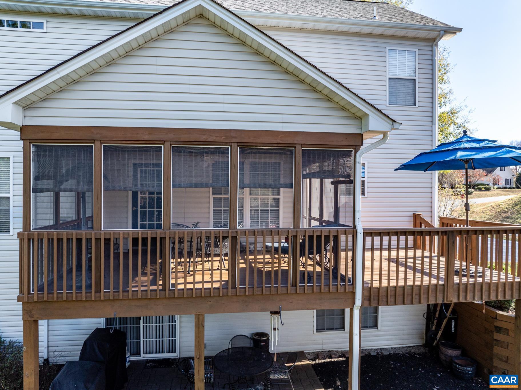 30 LYON LN