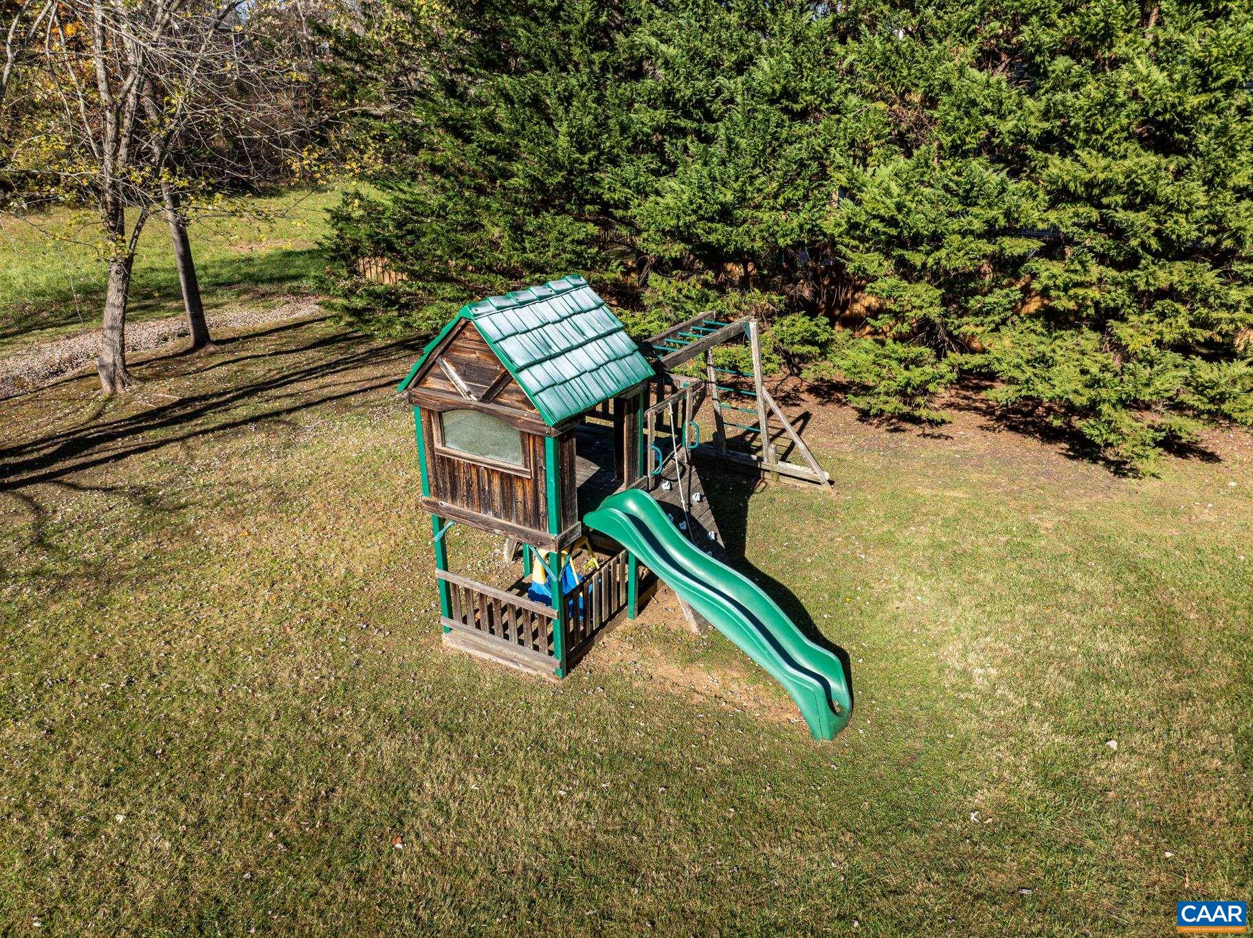30 LYON LN