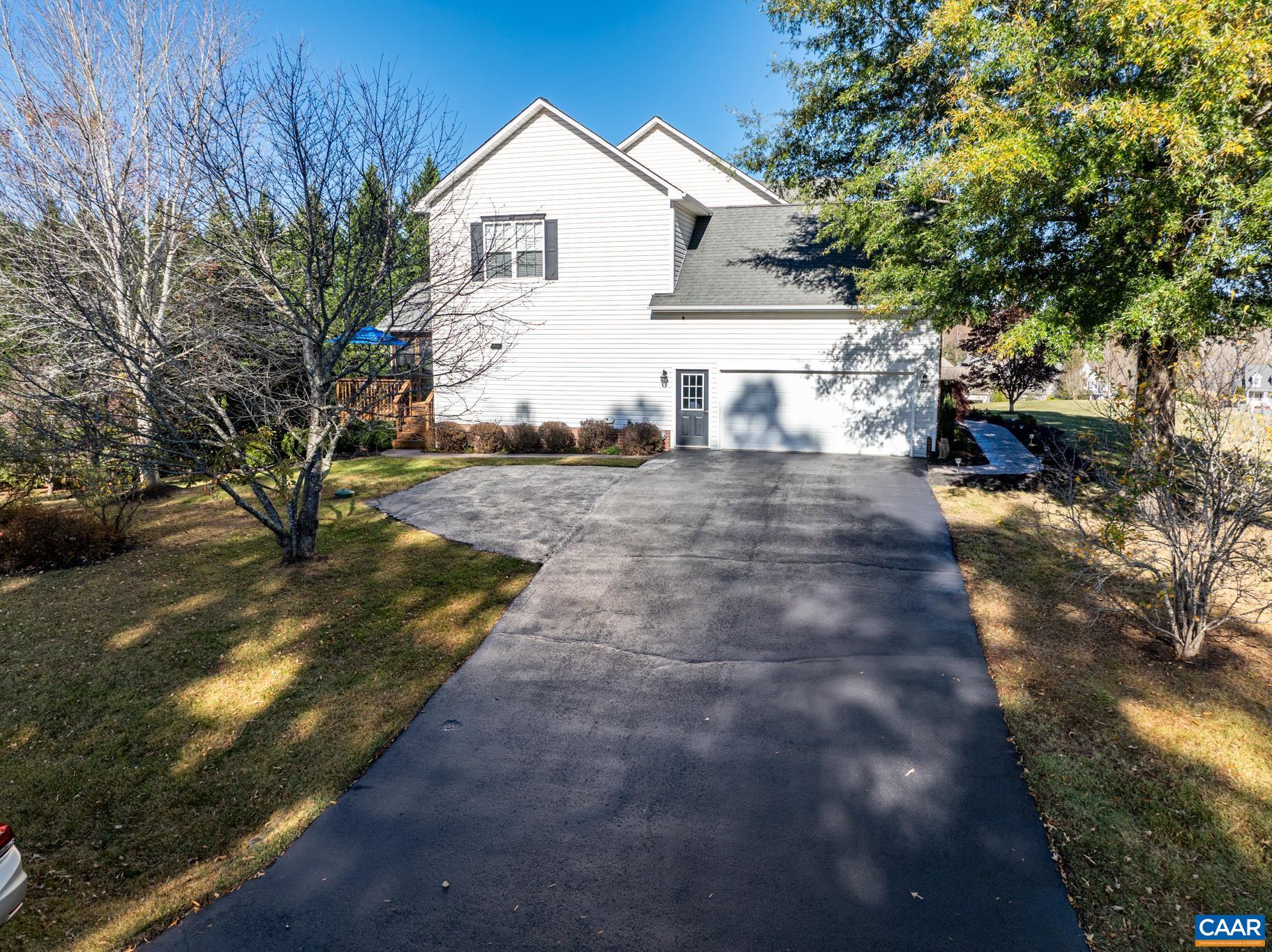 30 LYON LN