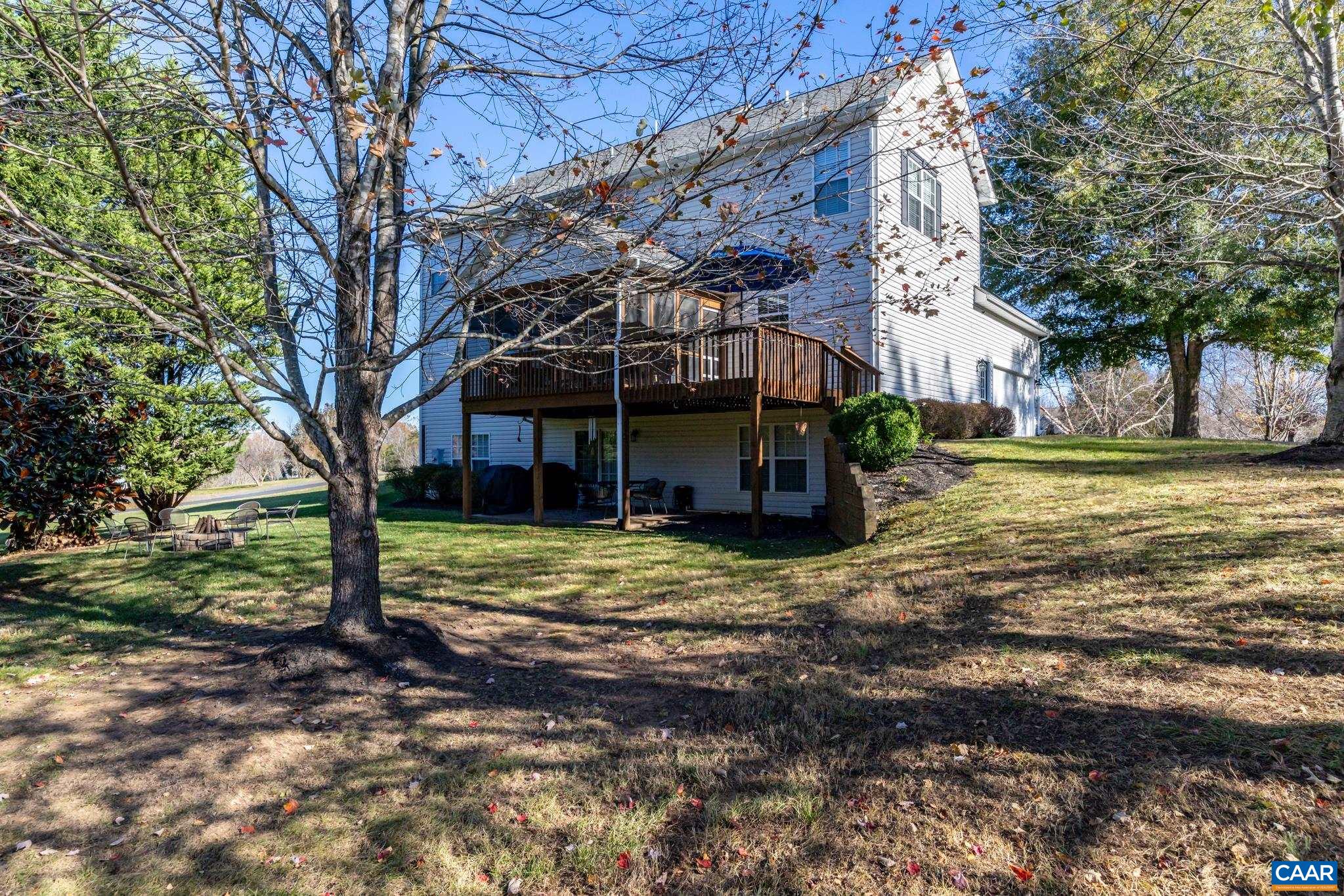 30 LYON LN