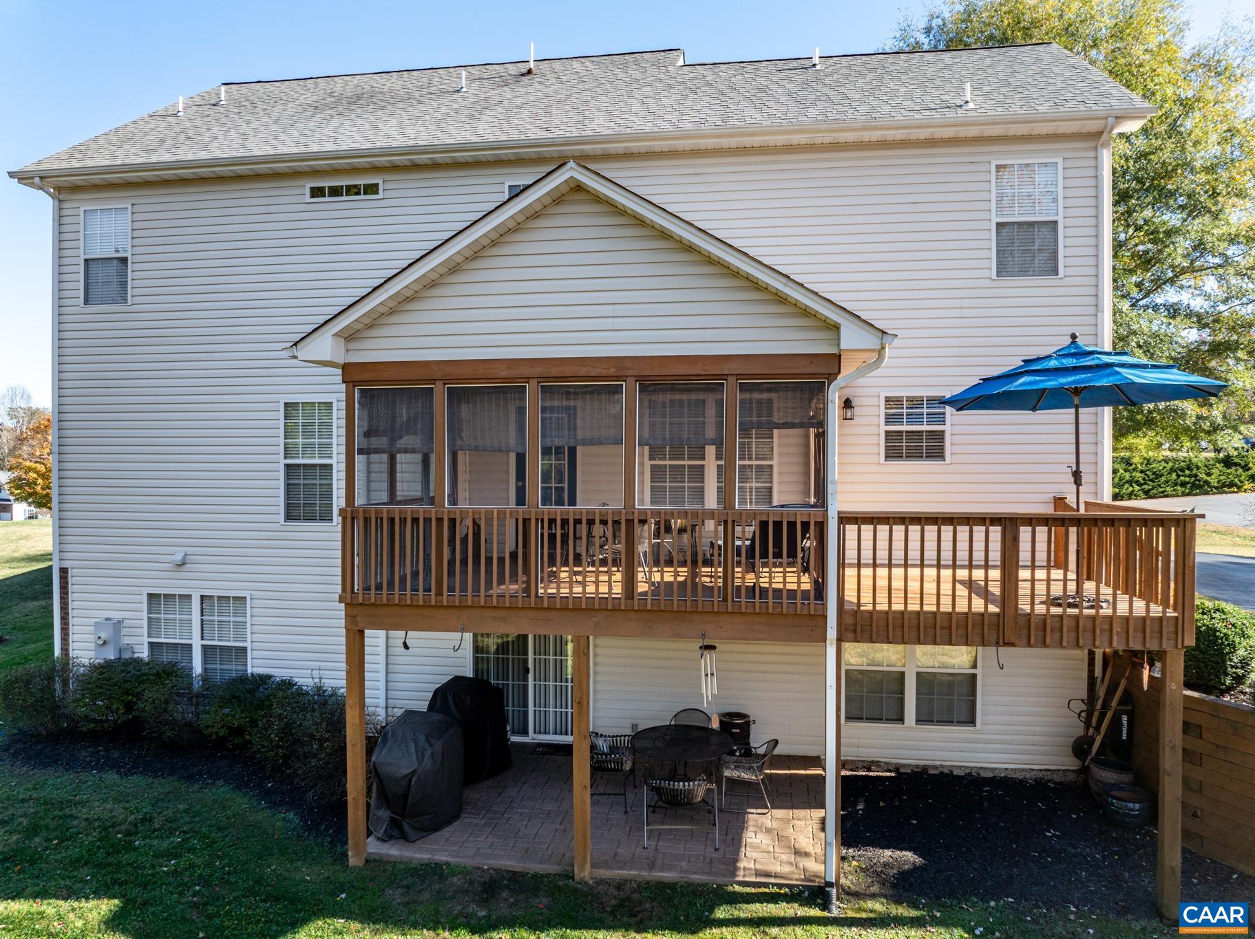 30 LYON LN
