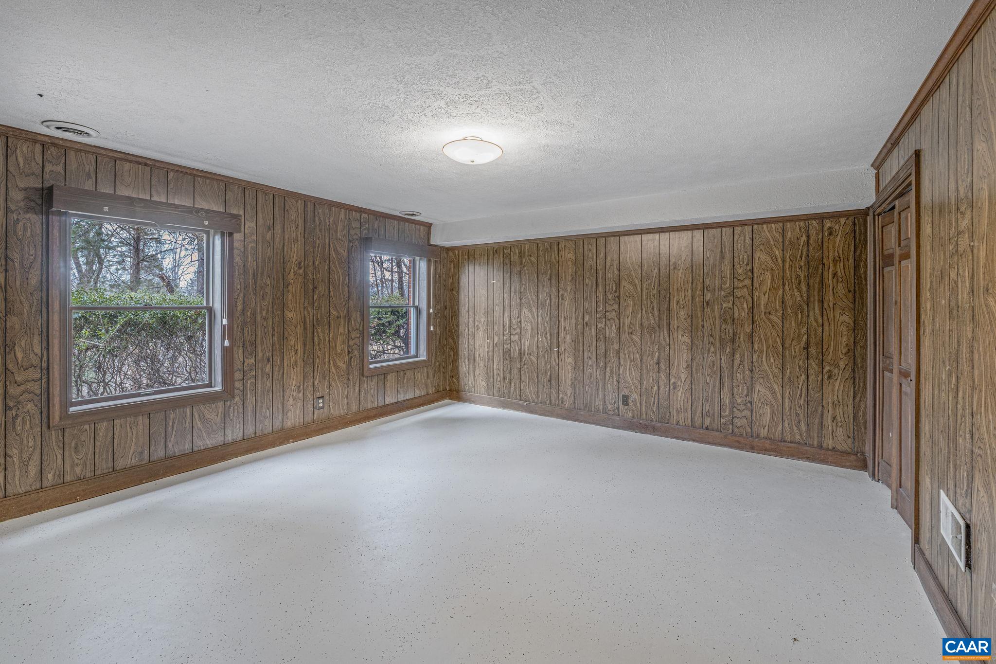 935 EMERSON DR