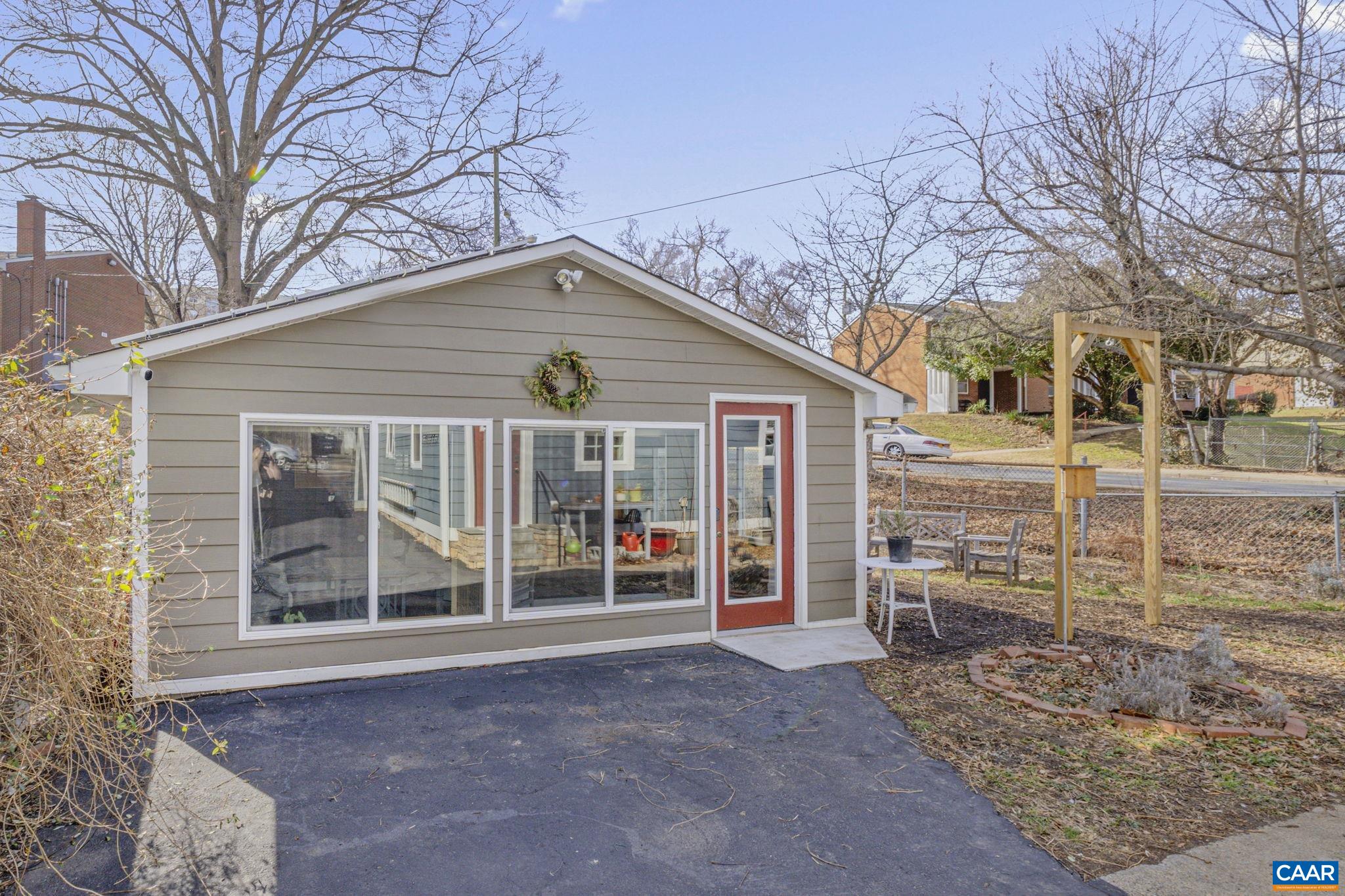 907 PAGE ST
