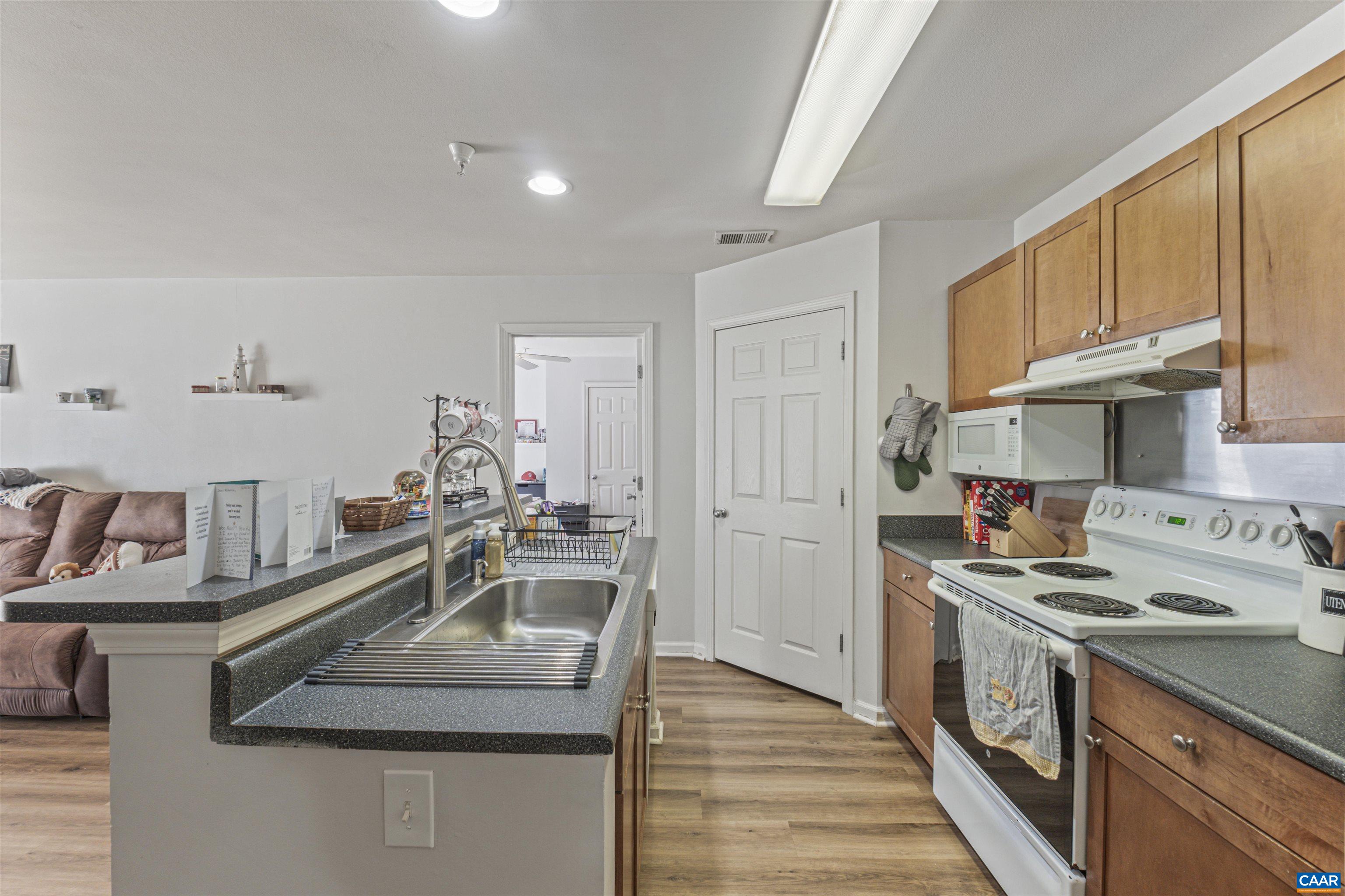 235 YELLOWSTONE DR Unit: 103