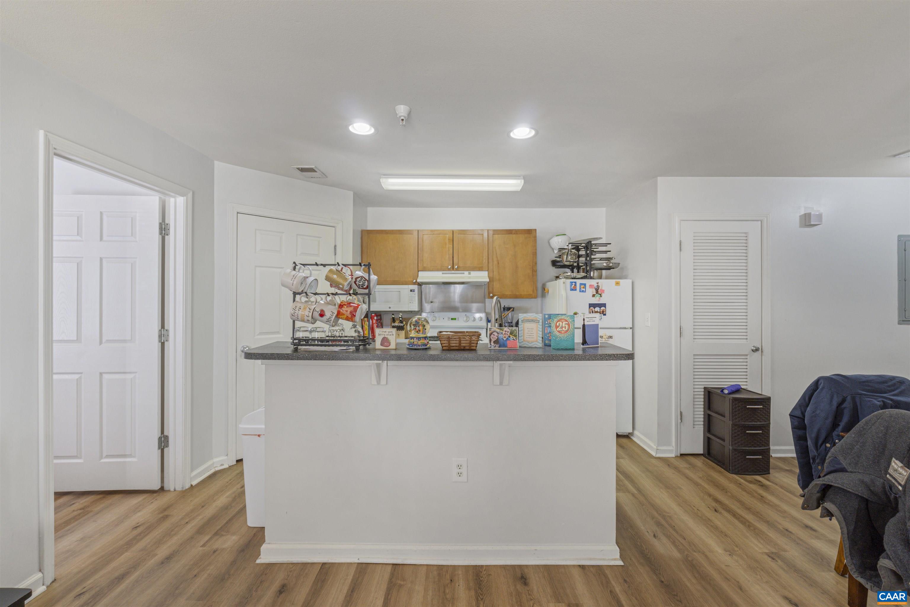 235 YELLOWSTONE DR Unit: 103