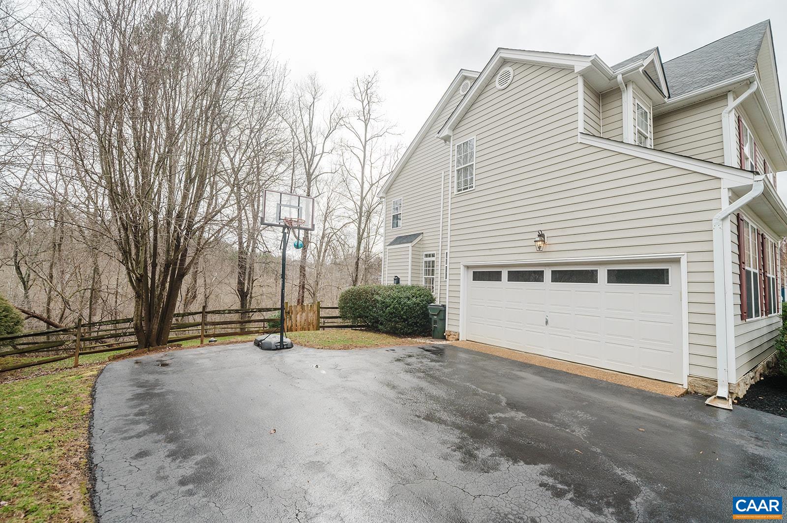 1060 ROLLING MEADOW DR